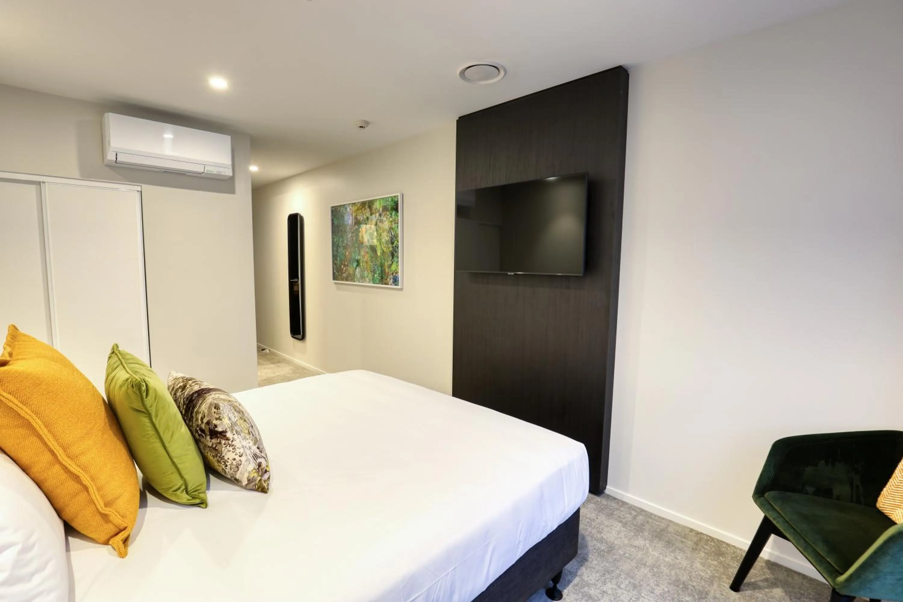 TV and multimedia, Bed in Wyndham Garden Christchurch Kilmore Street
