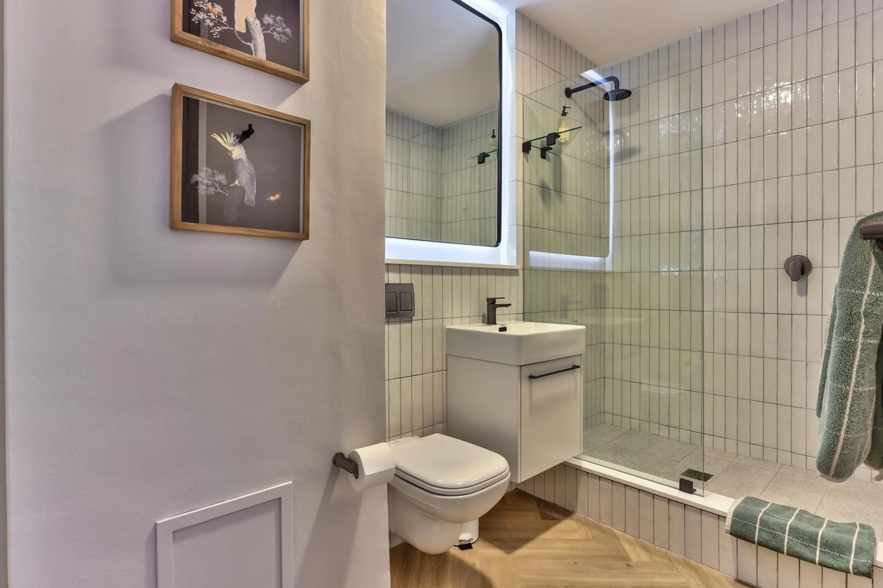 Shower in 437 St Martini Gardens Apartments