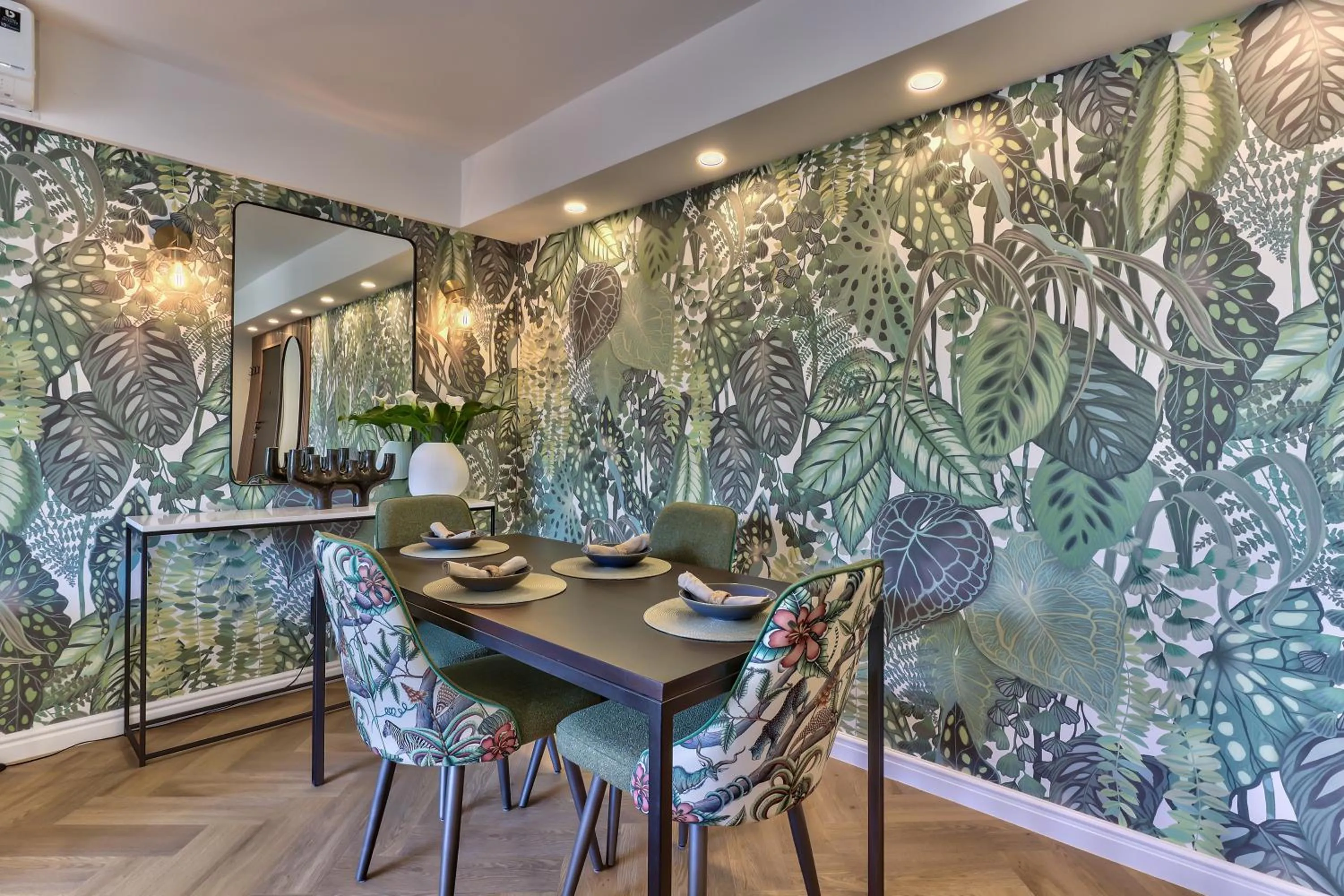 Decorative detail in 437 St Martini Gardens Apartments