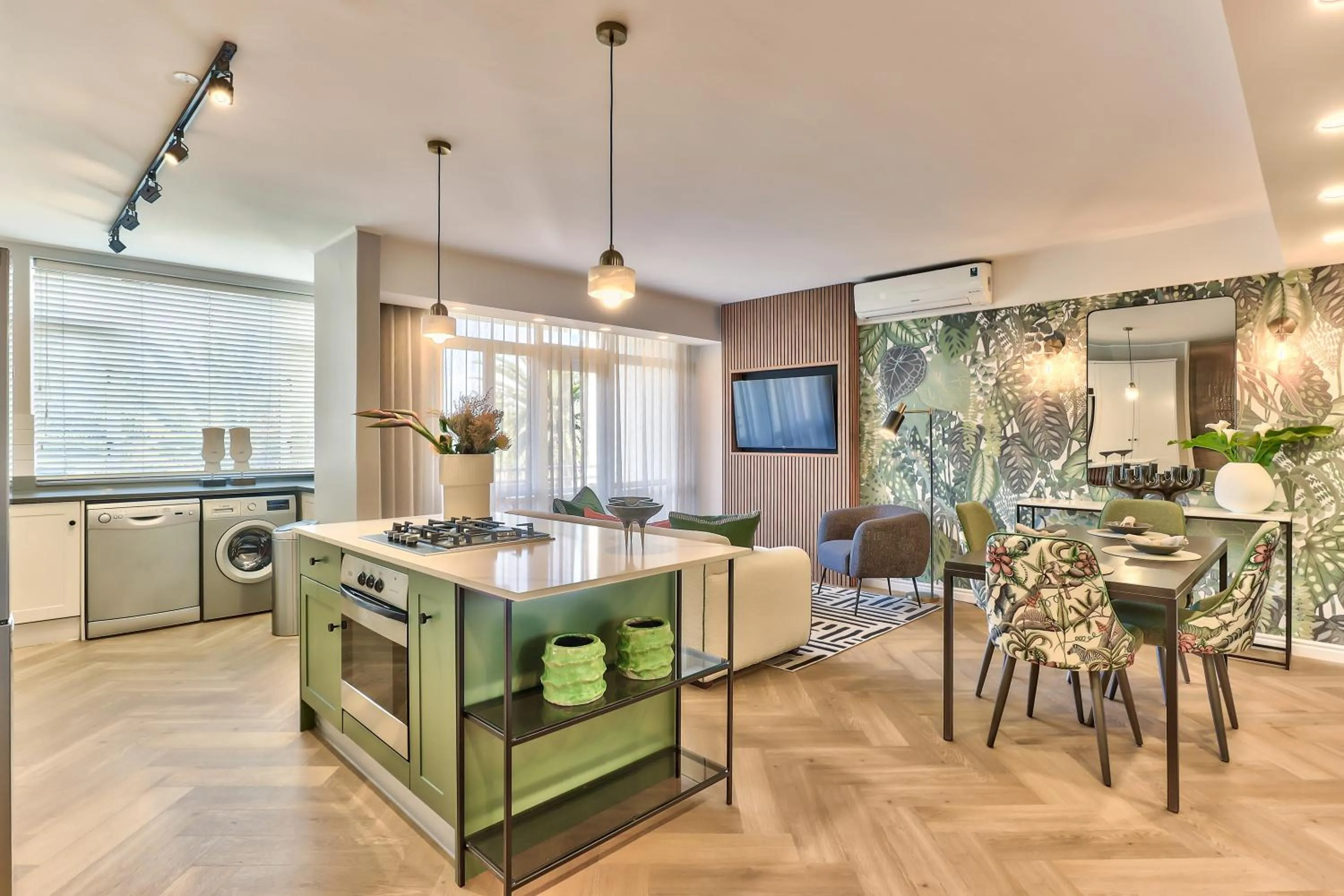 Kitchen or kitchenette in 437 St Martini Gardens Apartments