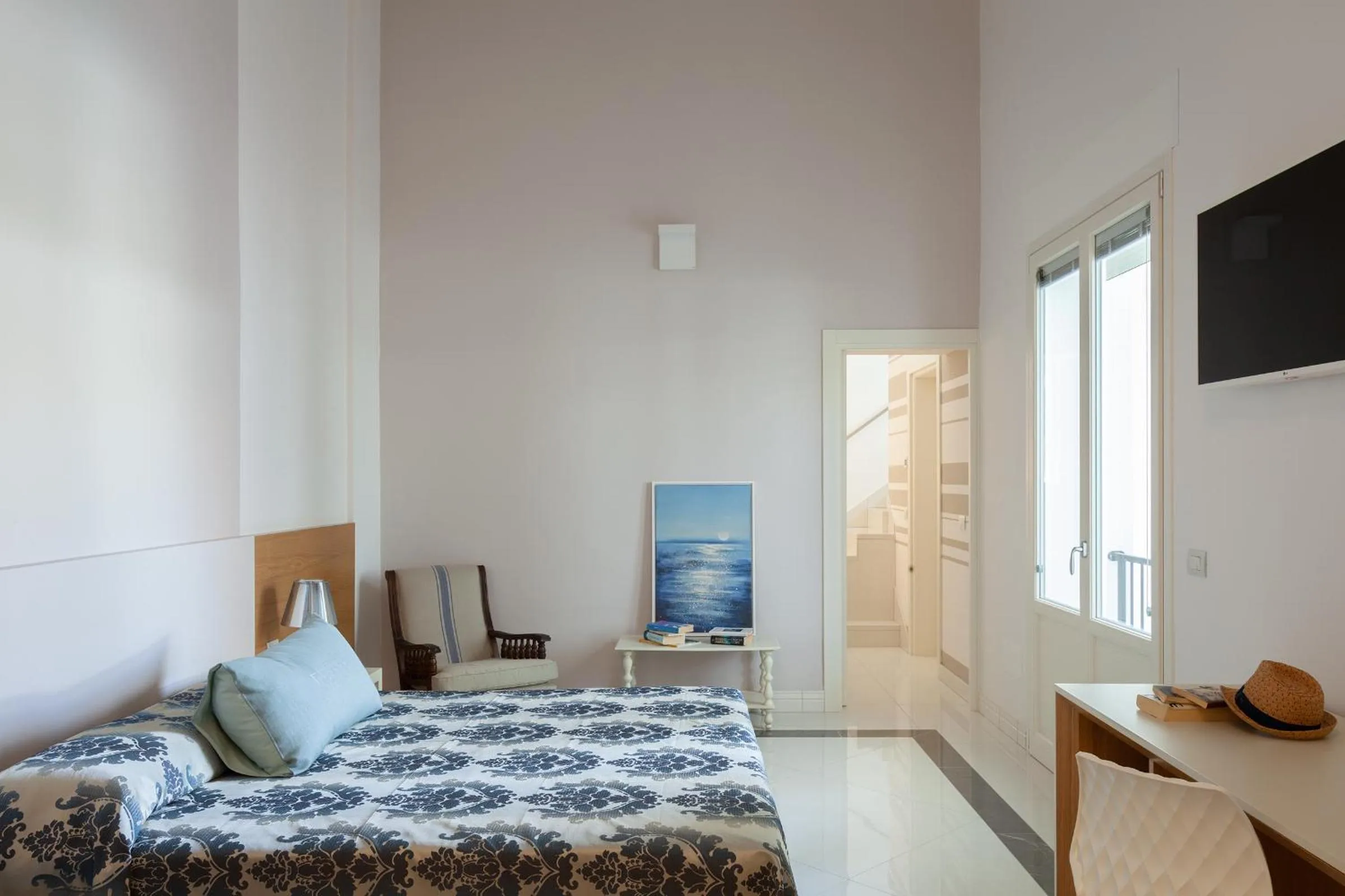 Communal lounge/ TV room in Coclee Suite Palace