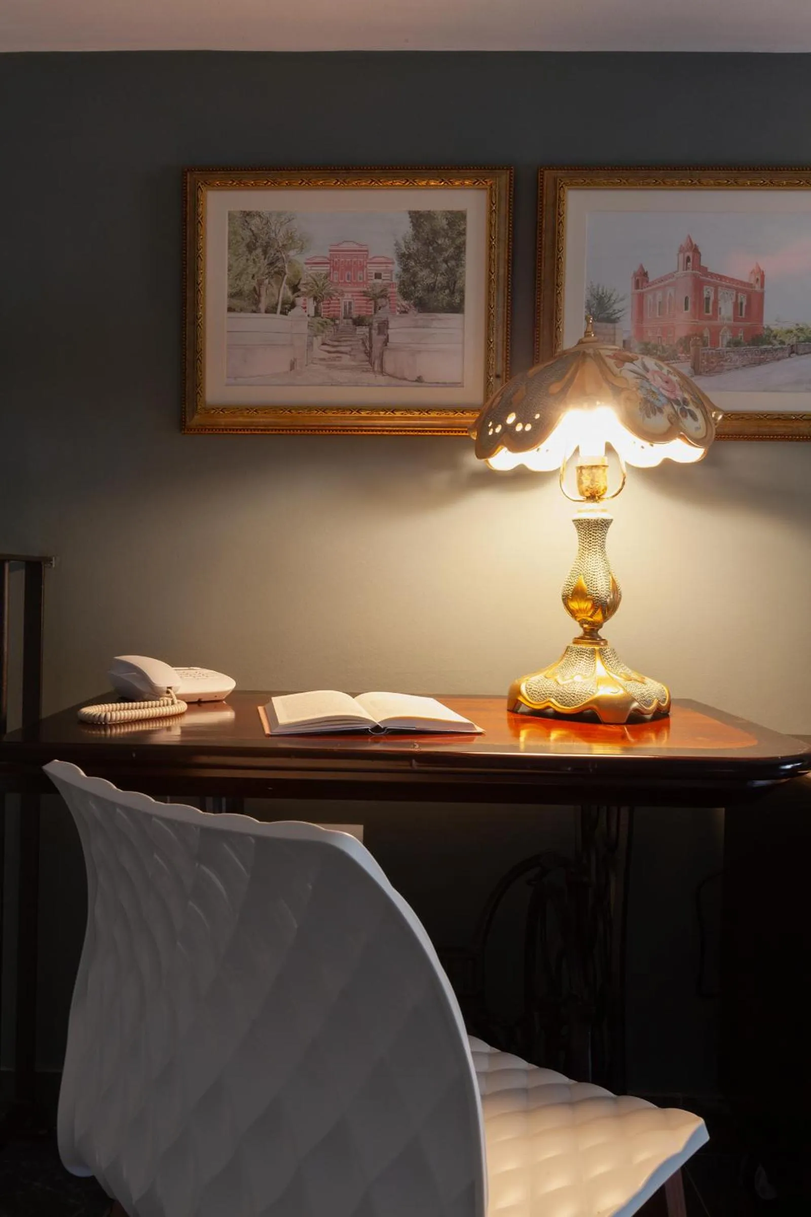 Communal lounge/ TV room in Coclee Suite Palace