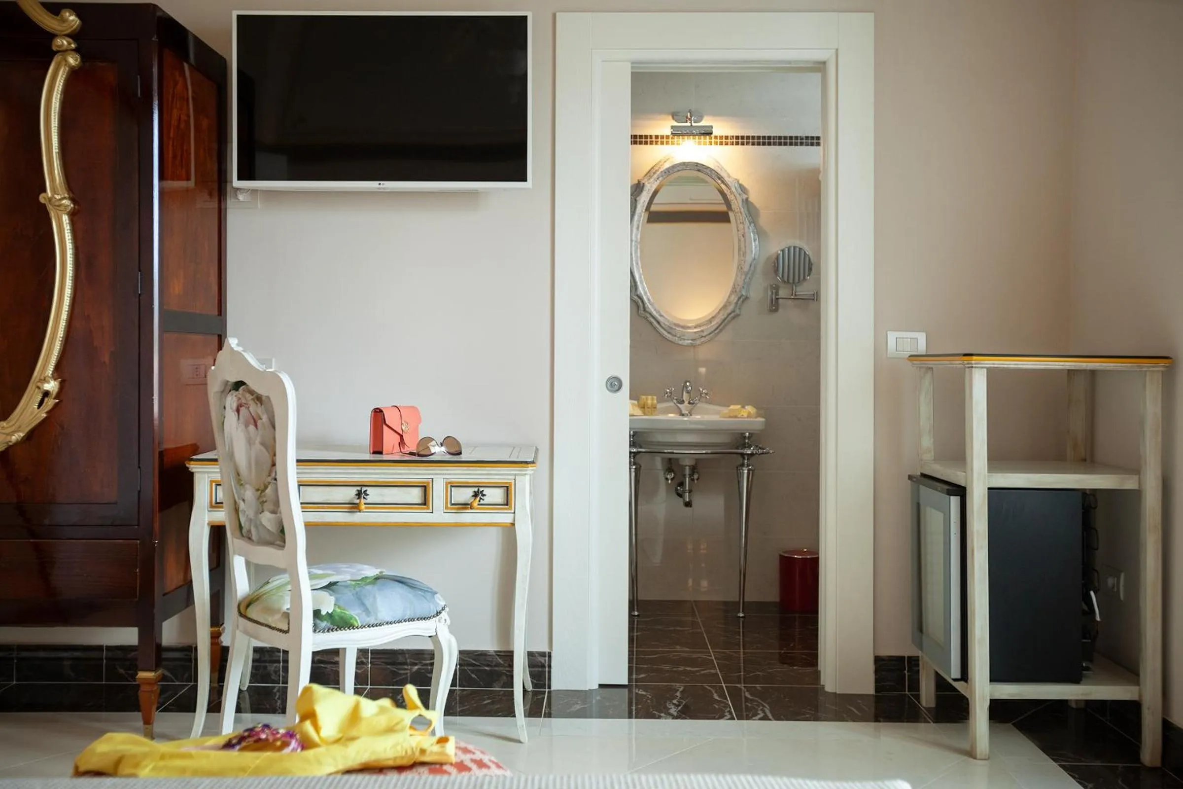 Communal lounge/ TV room in Coclee Suite Palace