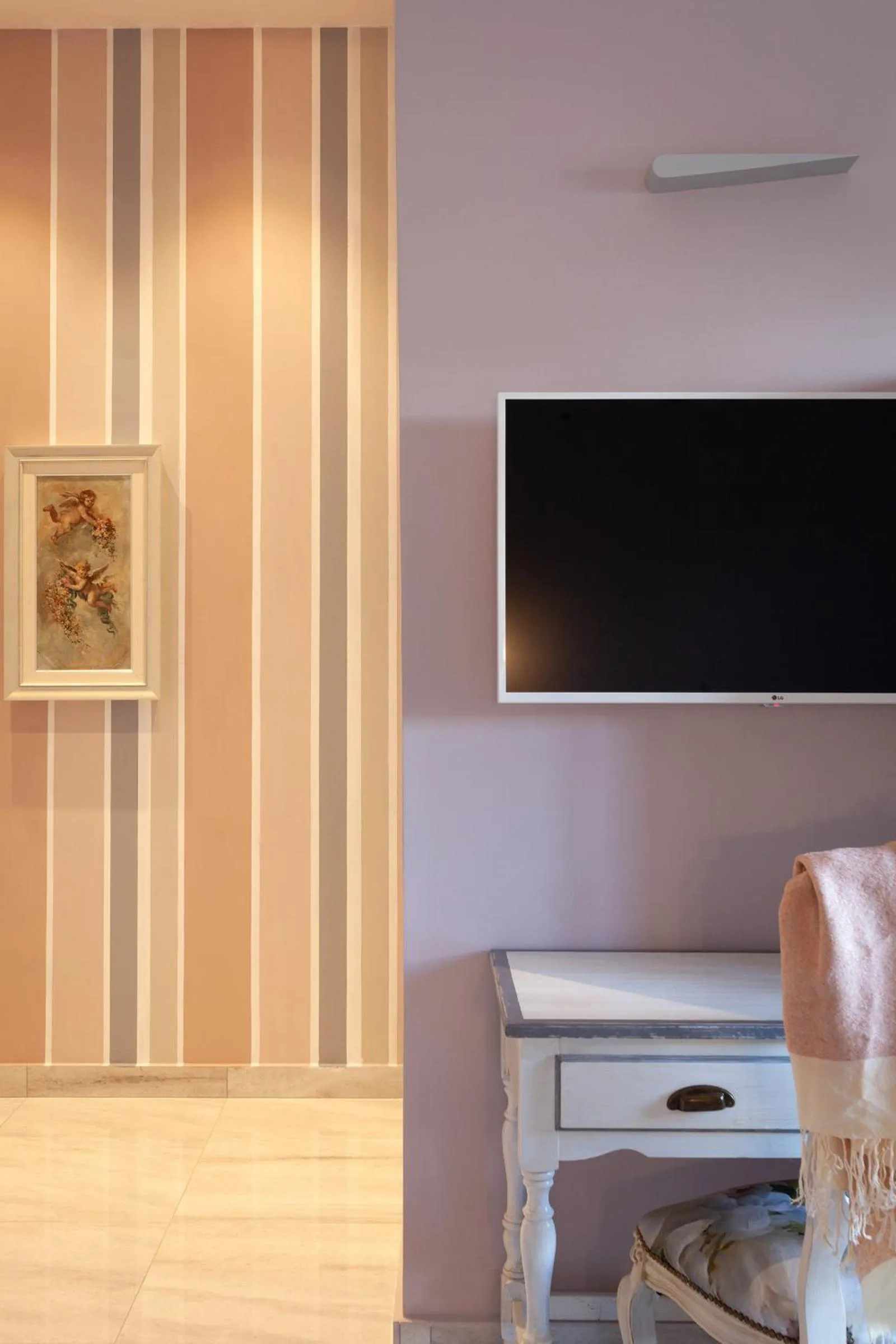 Communal lounge/ TV room in Coclee Suite Palace