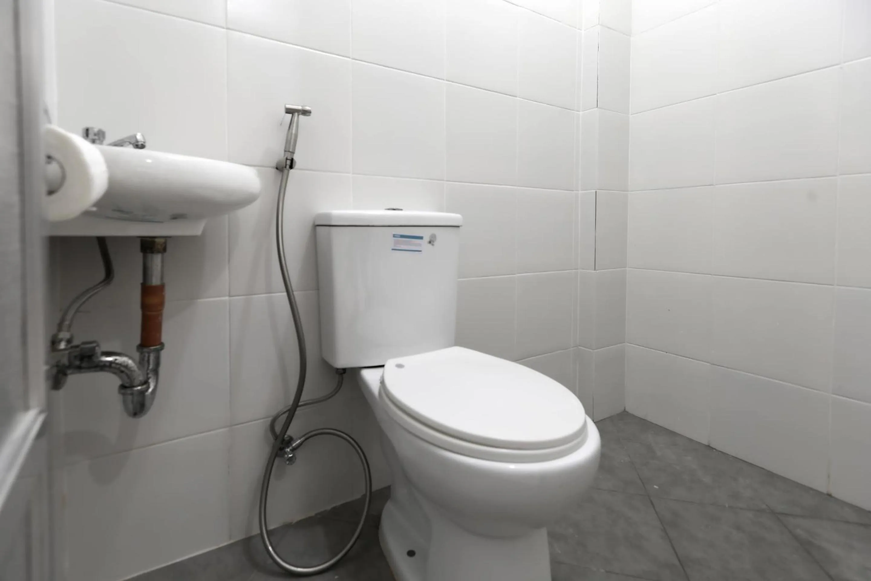 Bathroom in OYO 736 Jade Apartelle