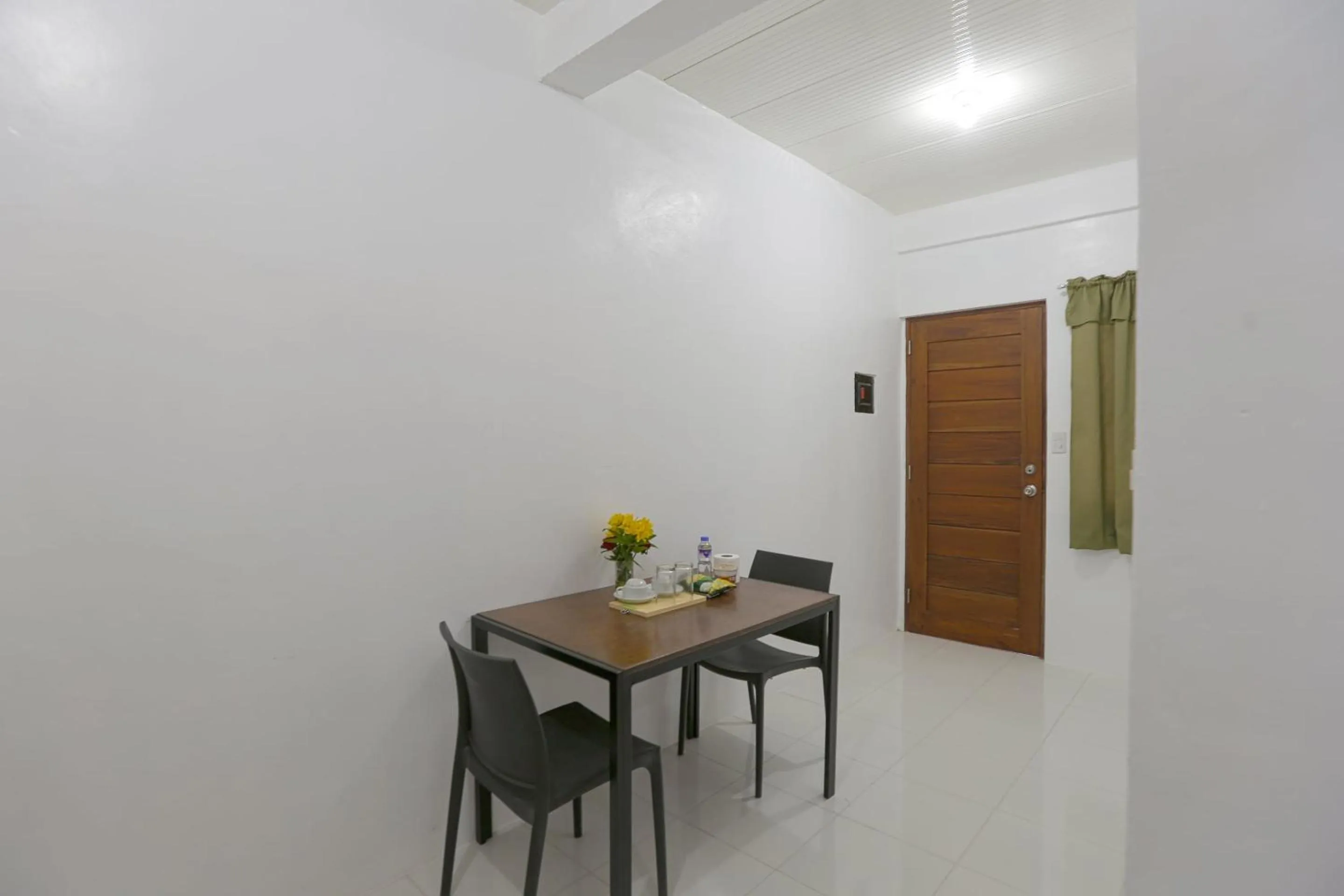 Bedroom in OYO 736 Jade Apartelle