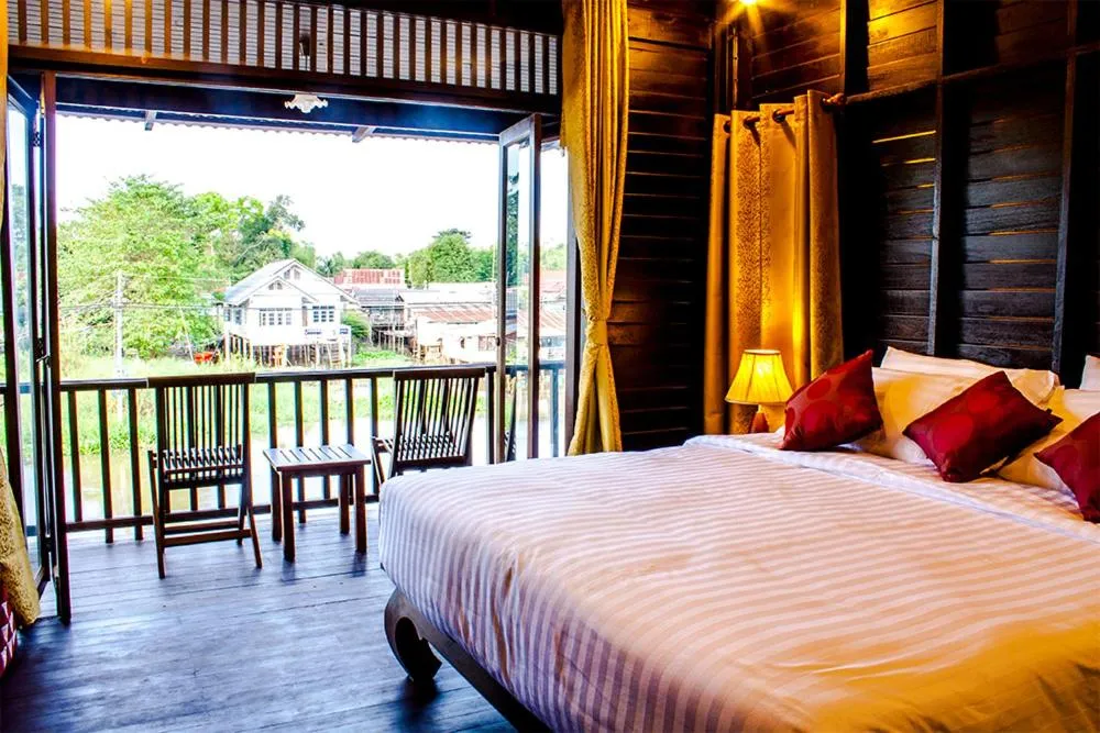 Bed in The Bank River House Ayutthaya