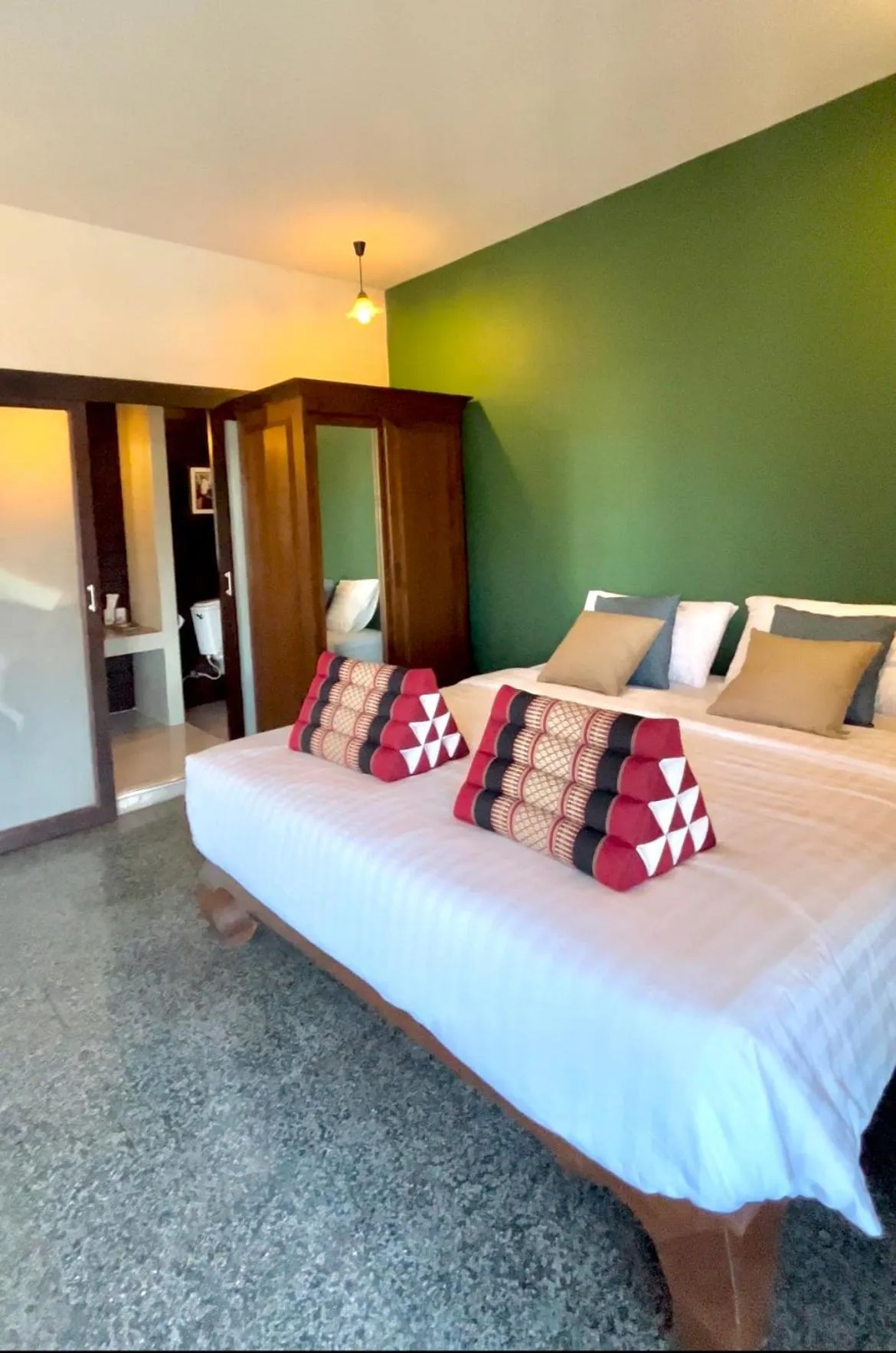 Bed in The Bank River House Ayutthaya