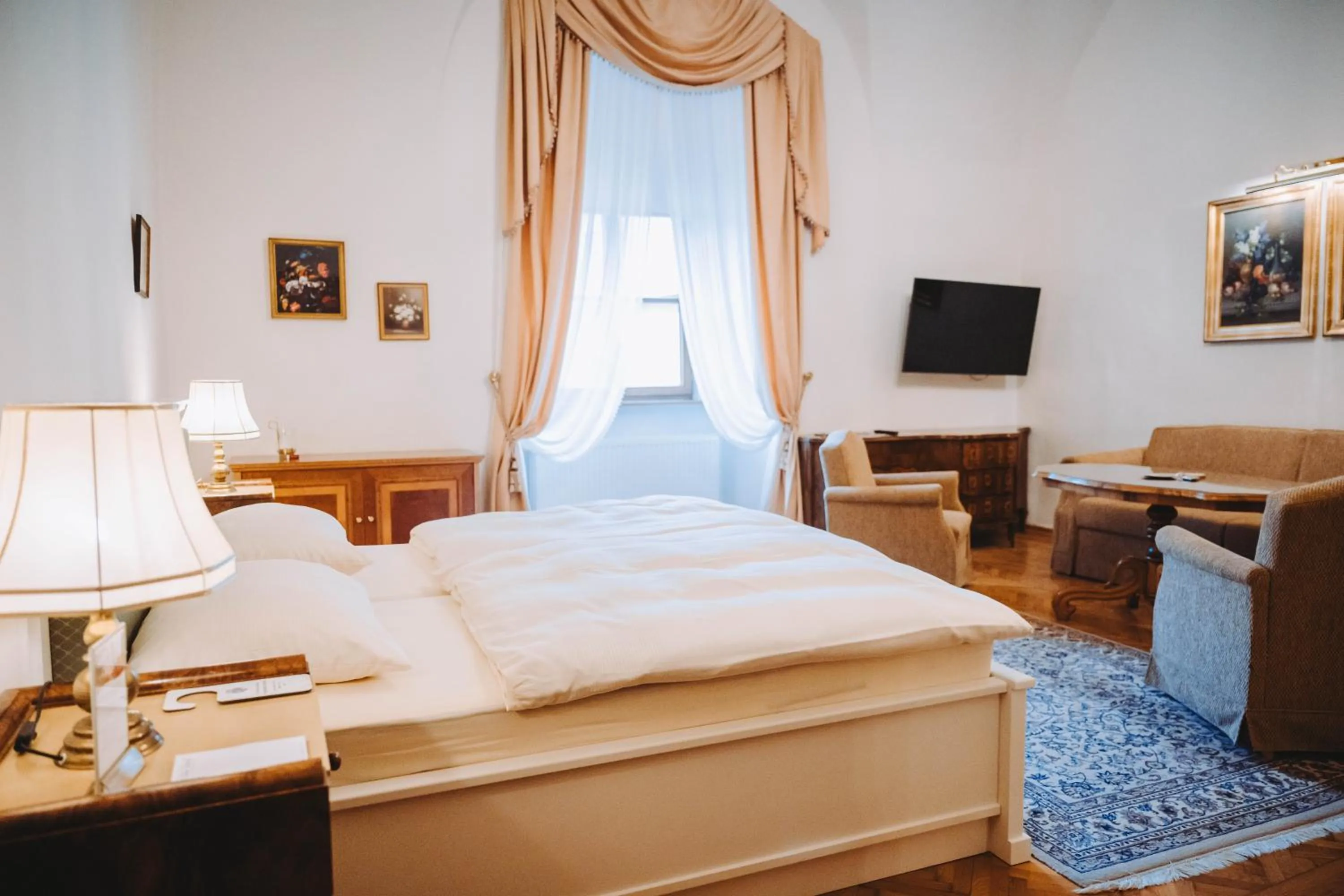 Photo of the whole room, Bed in Hotel Schloss Dürnstein