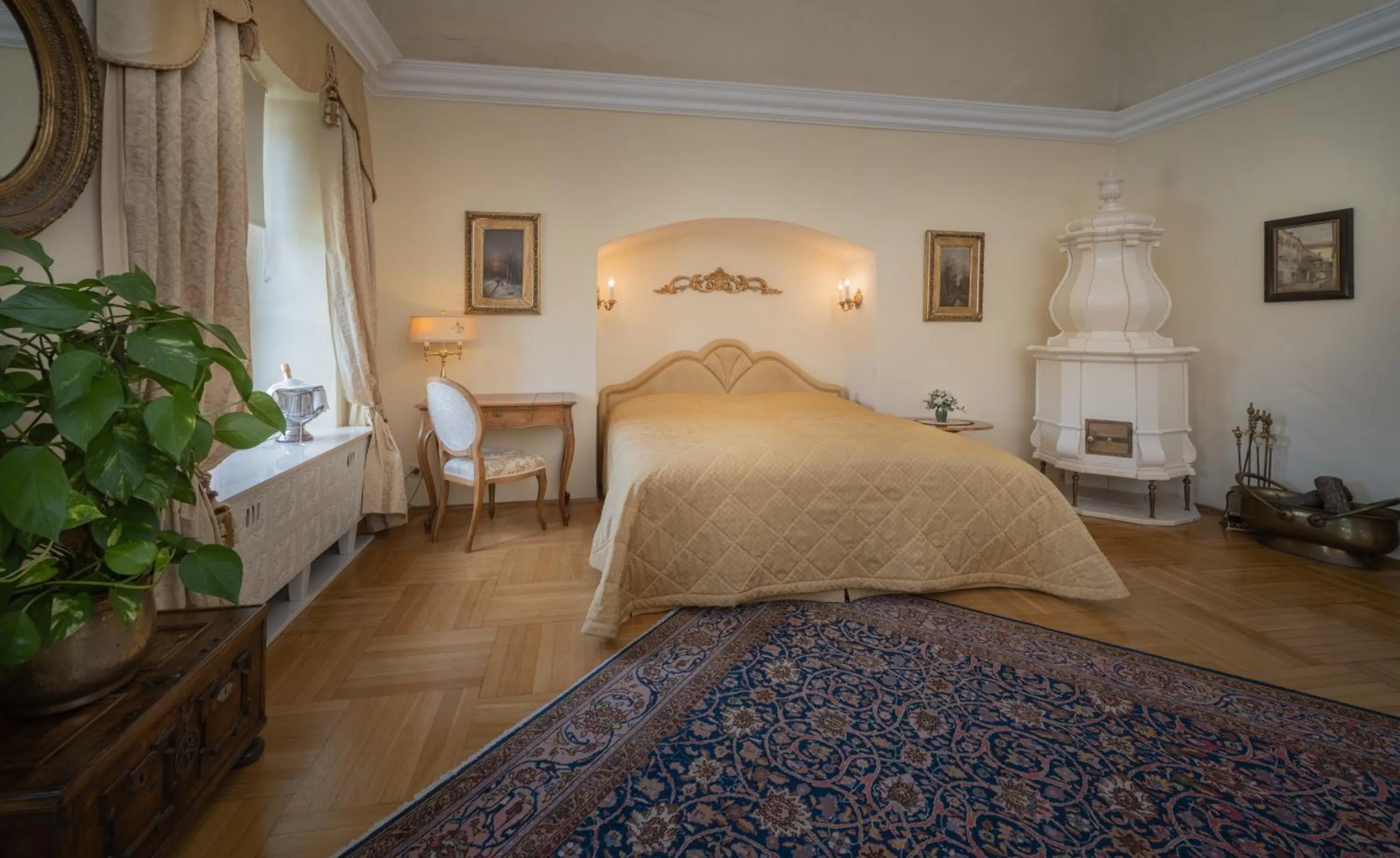 Photo of the whole room, Bed in Hotel Schloss Dürnstein