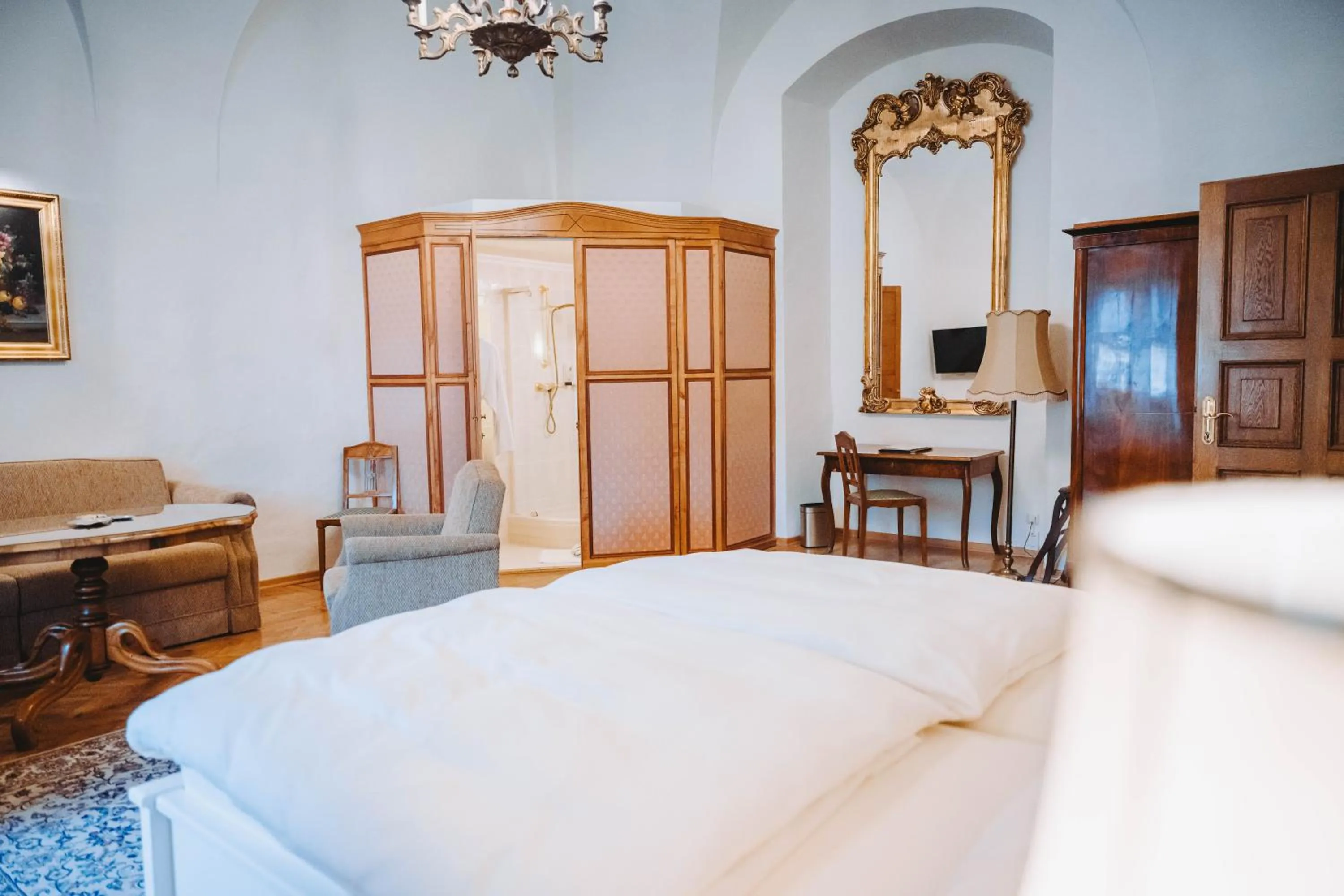 Photo of the whole room, Bed in Hotel Schloss Dürnstein