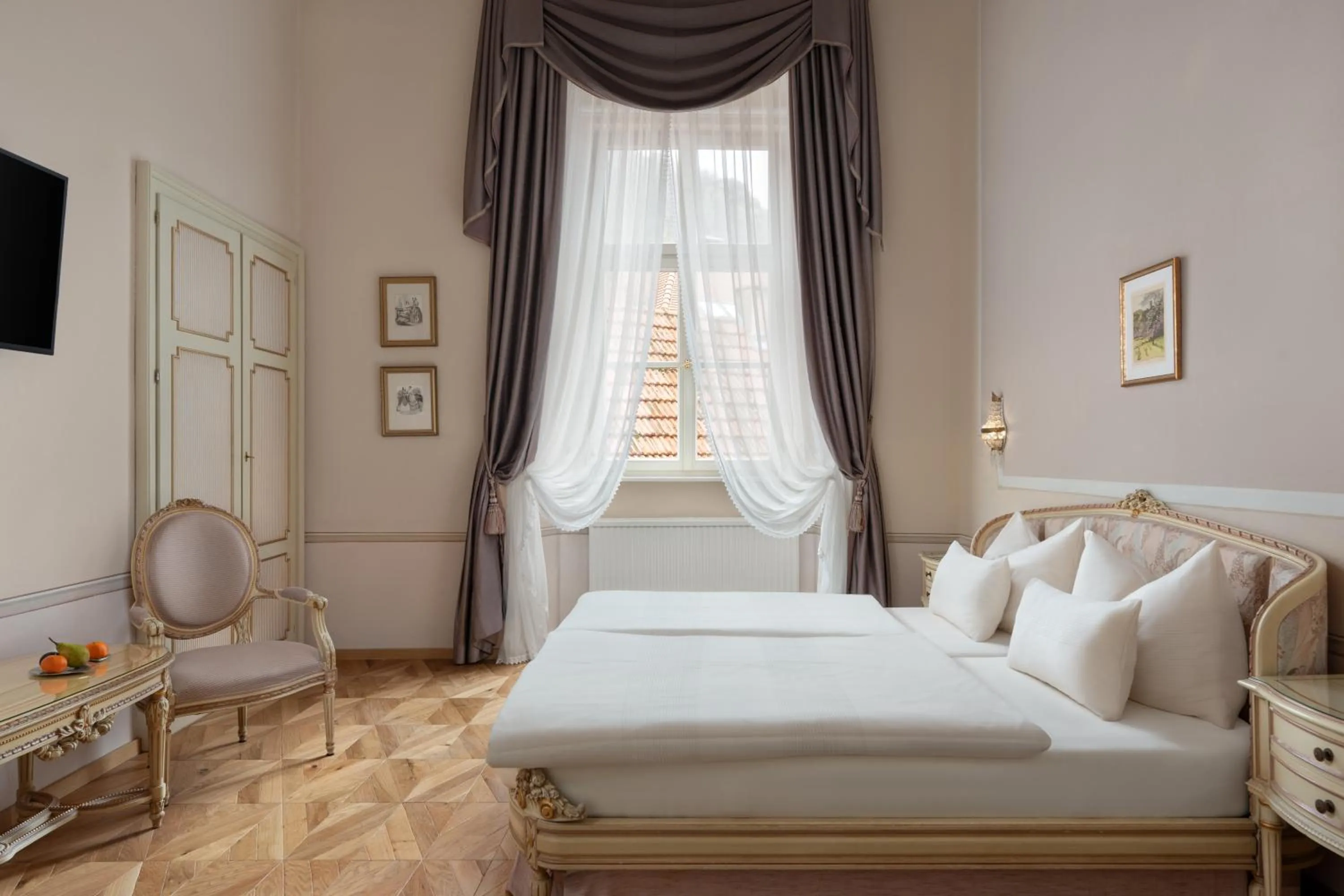 Photo of the whole room, Bed in Hotel Schloss Dürnstein