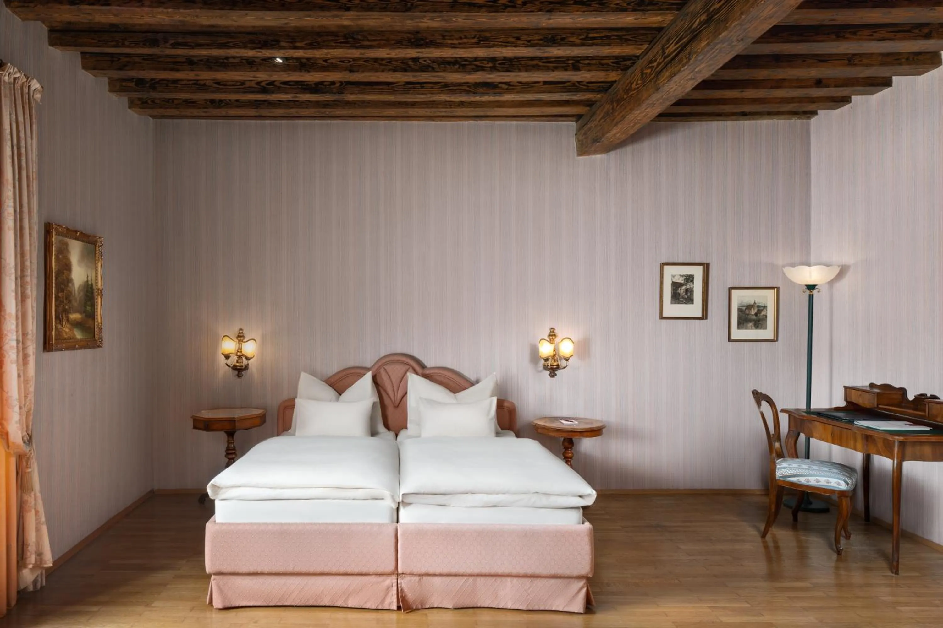 Photo of the whole room, Bed in Hotel Schloss Dürnstein