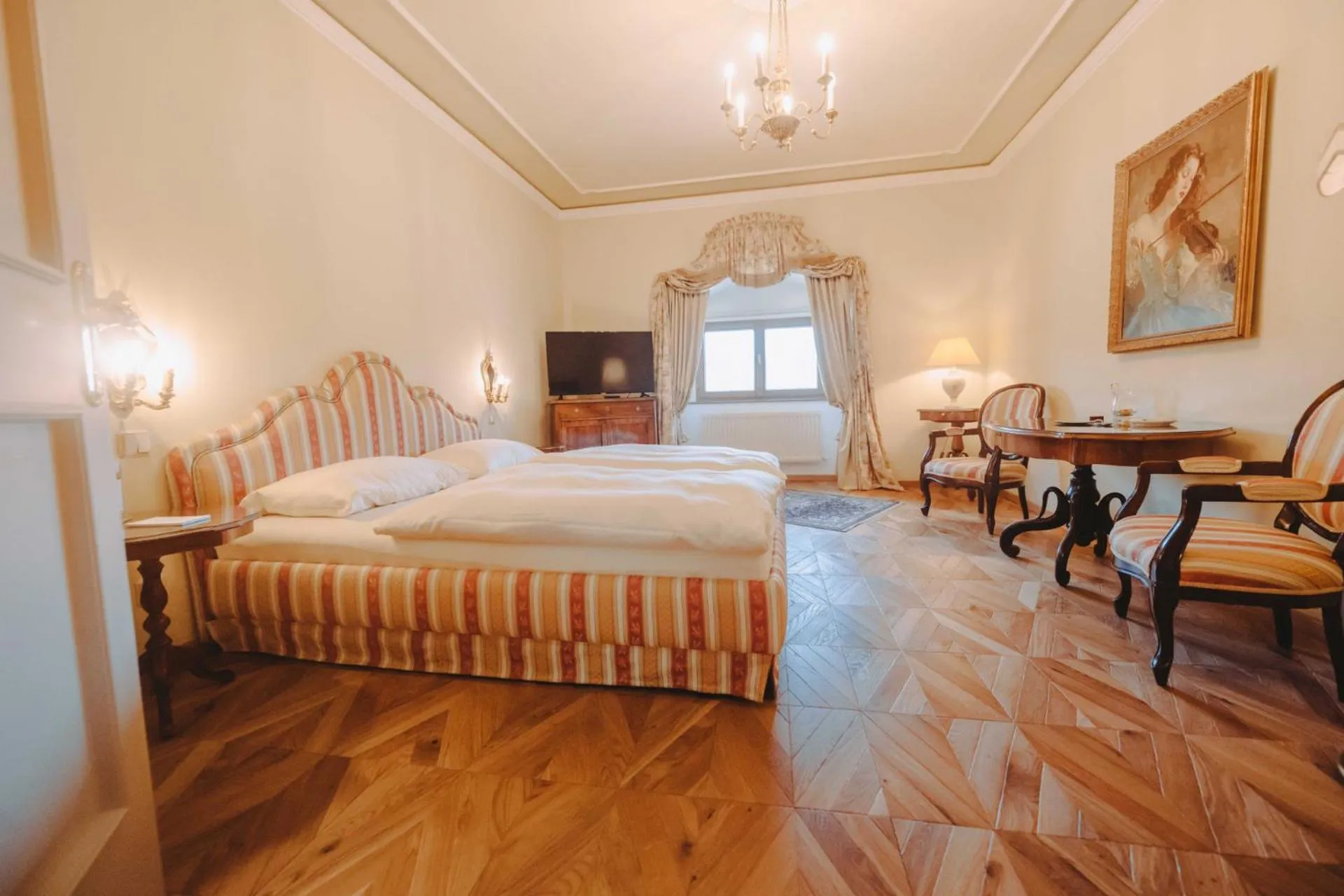 Photo of the whole room, Bed in Hotel Schloss Dürnstein