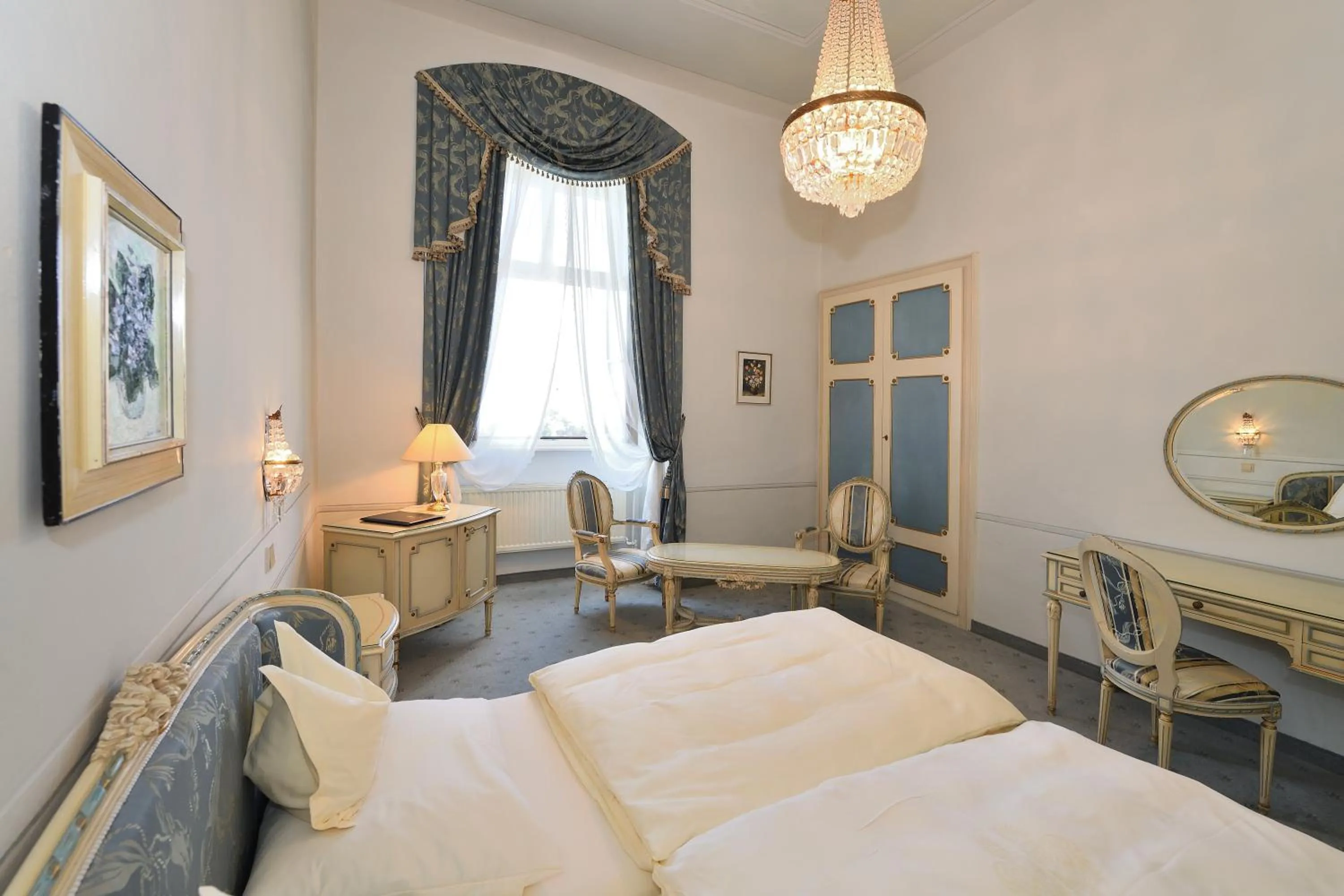 Photo of the whole room, Bed in Hotel Schloss Dürnstein
