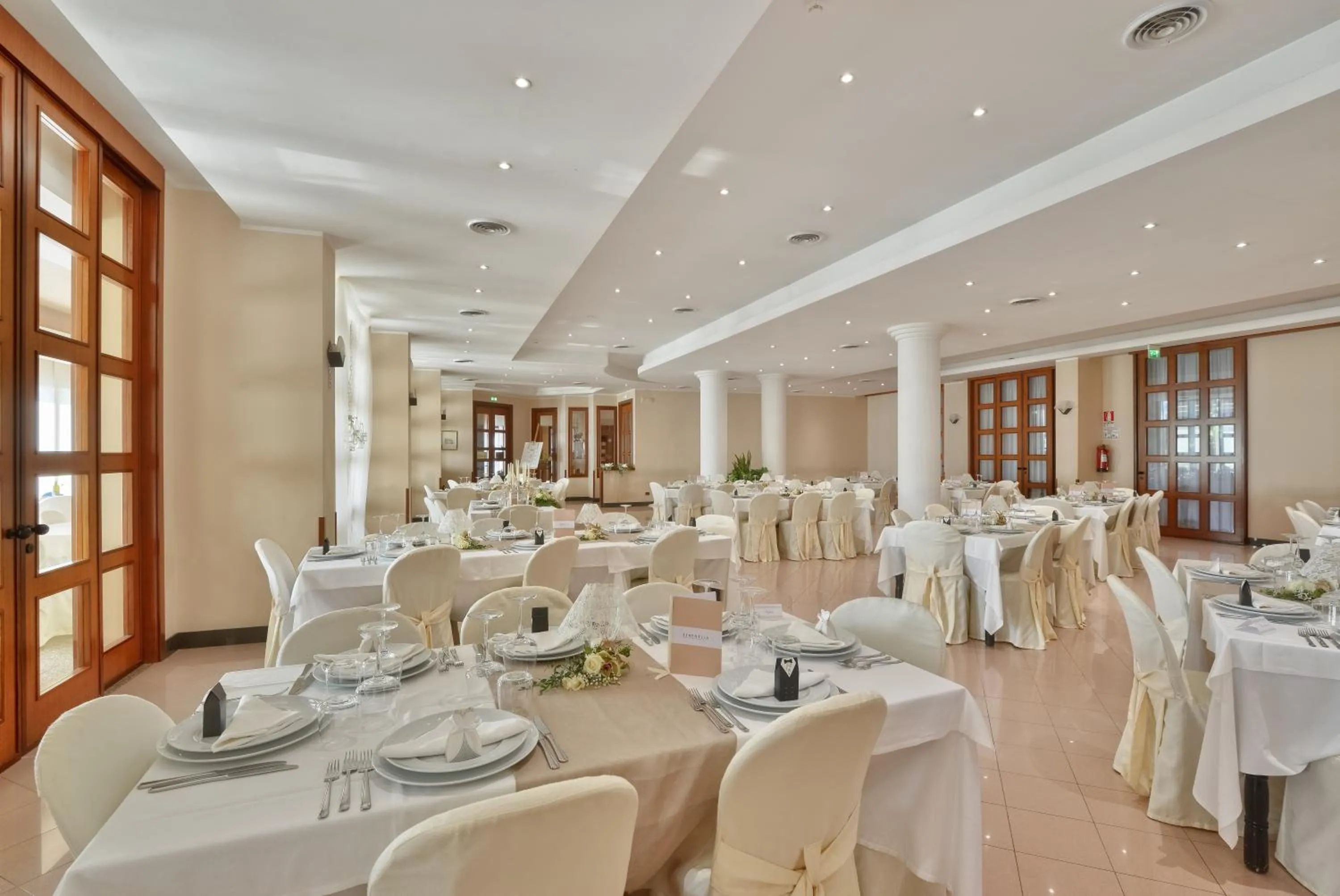Restaurant/places to eat in Hotel Serenella