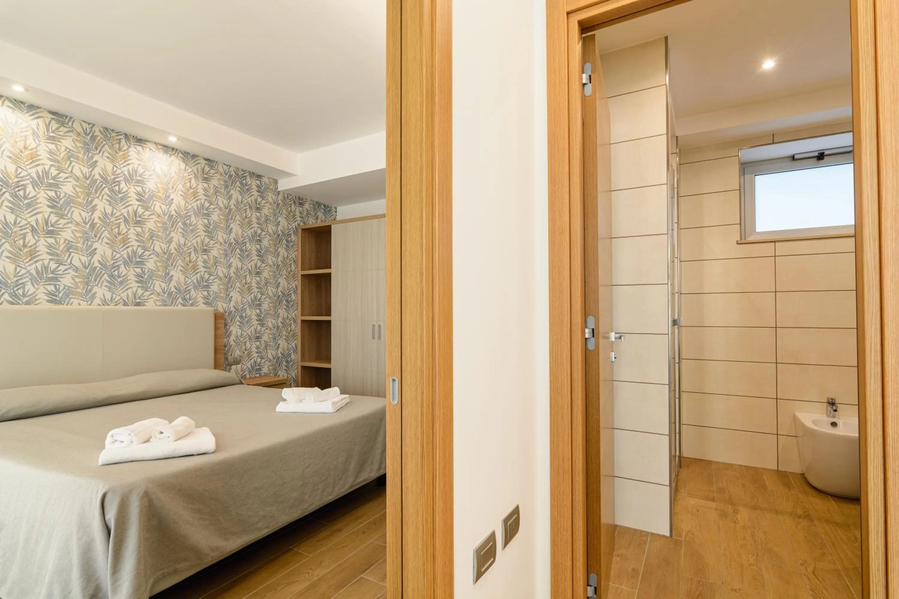 Bathroom, Bed in Hotel Serenella