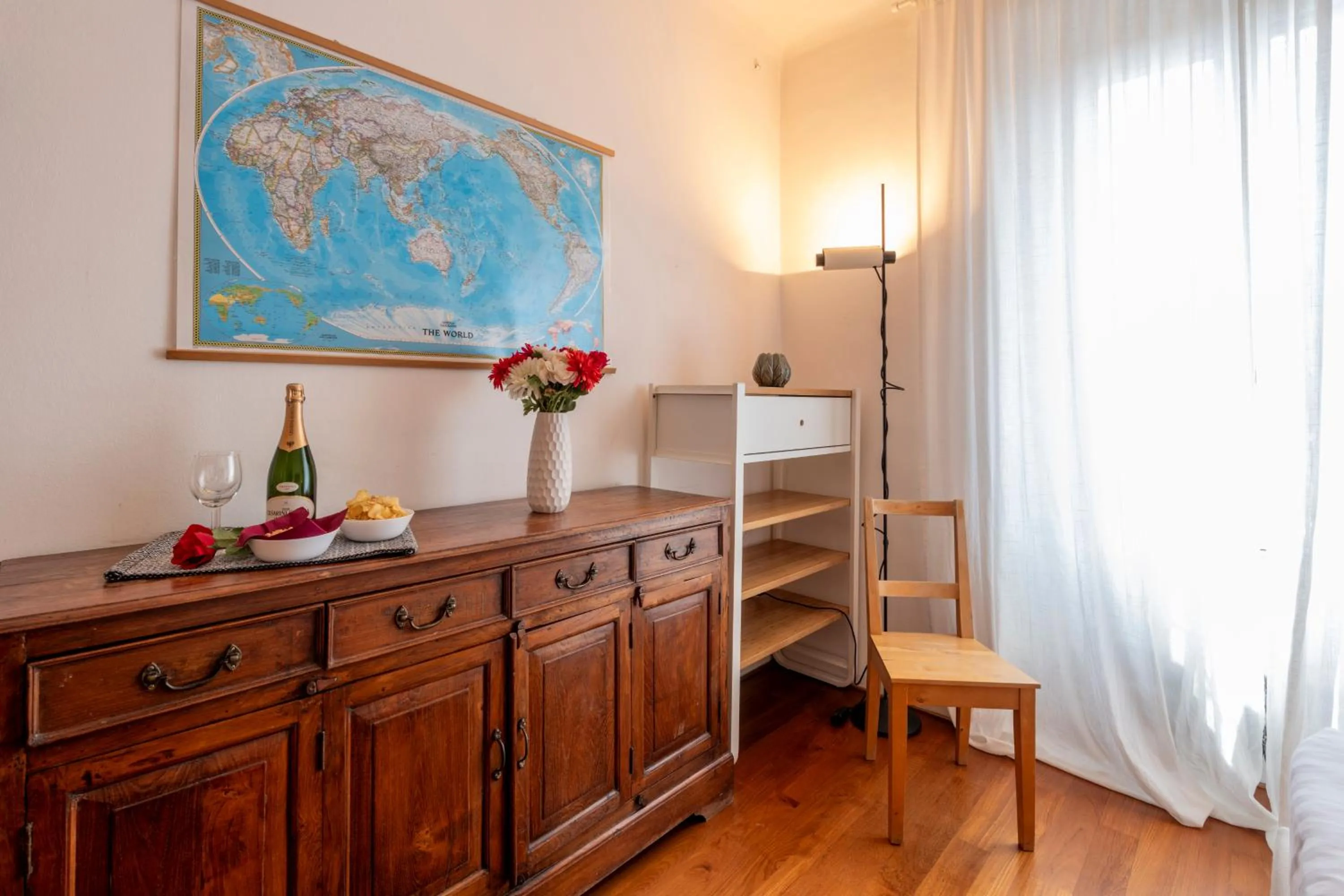 Photo of the whole room in Paolo Sarpi, 36 - Milano Inside