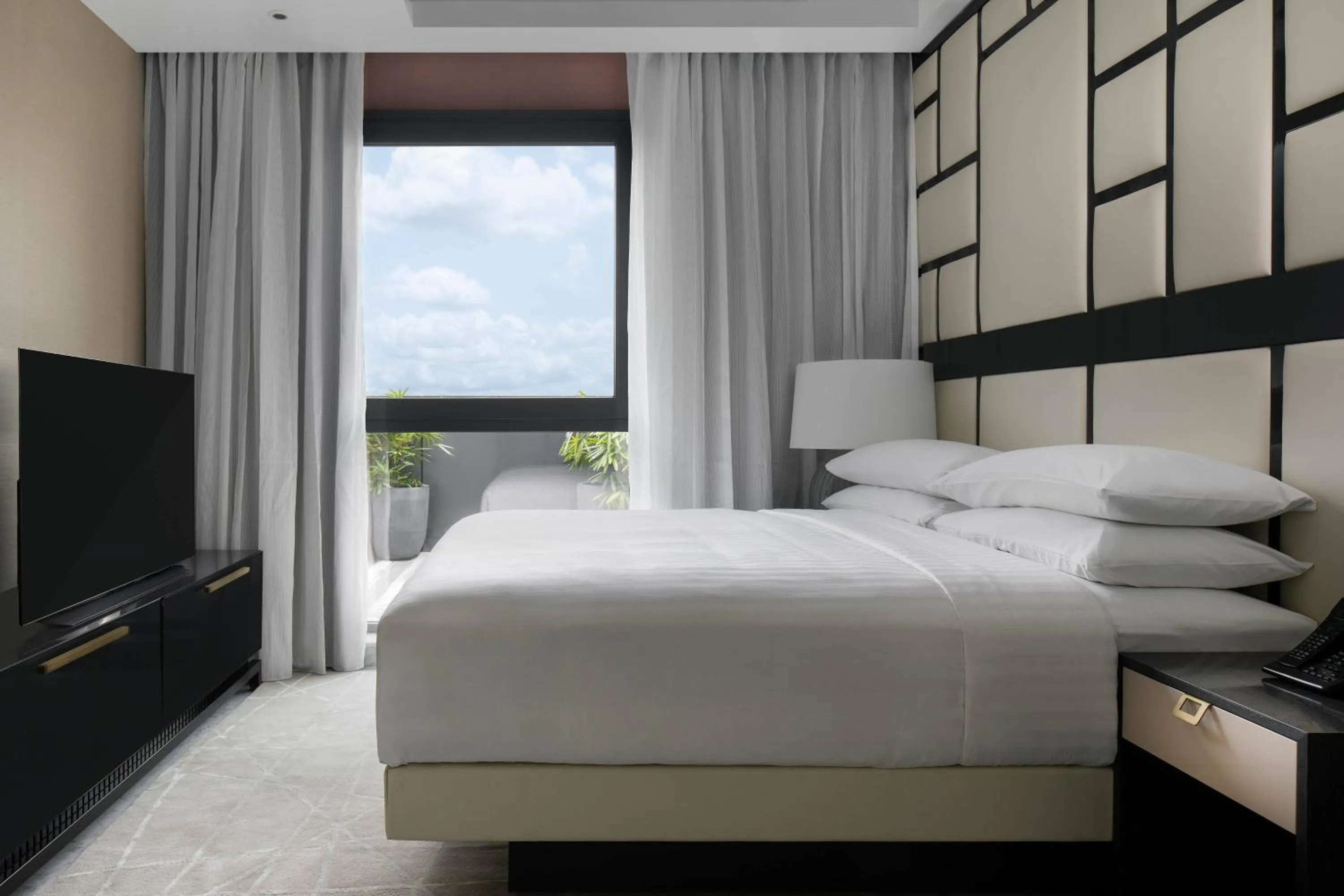 Bedroom, Bed in Lagos Marriott Hotel Ikeja