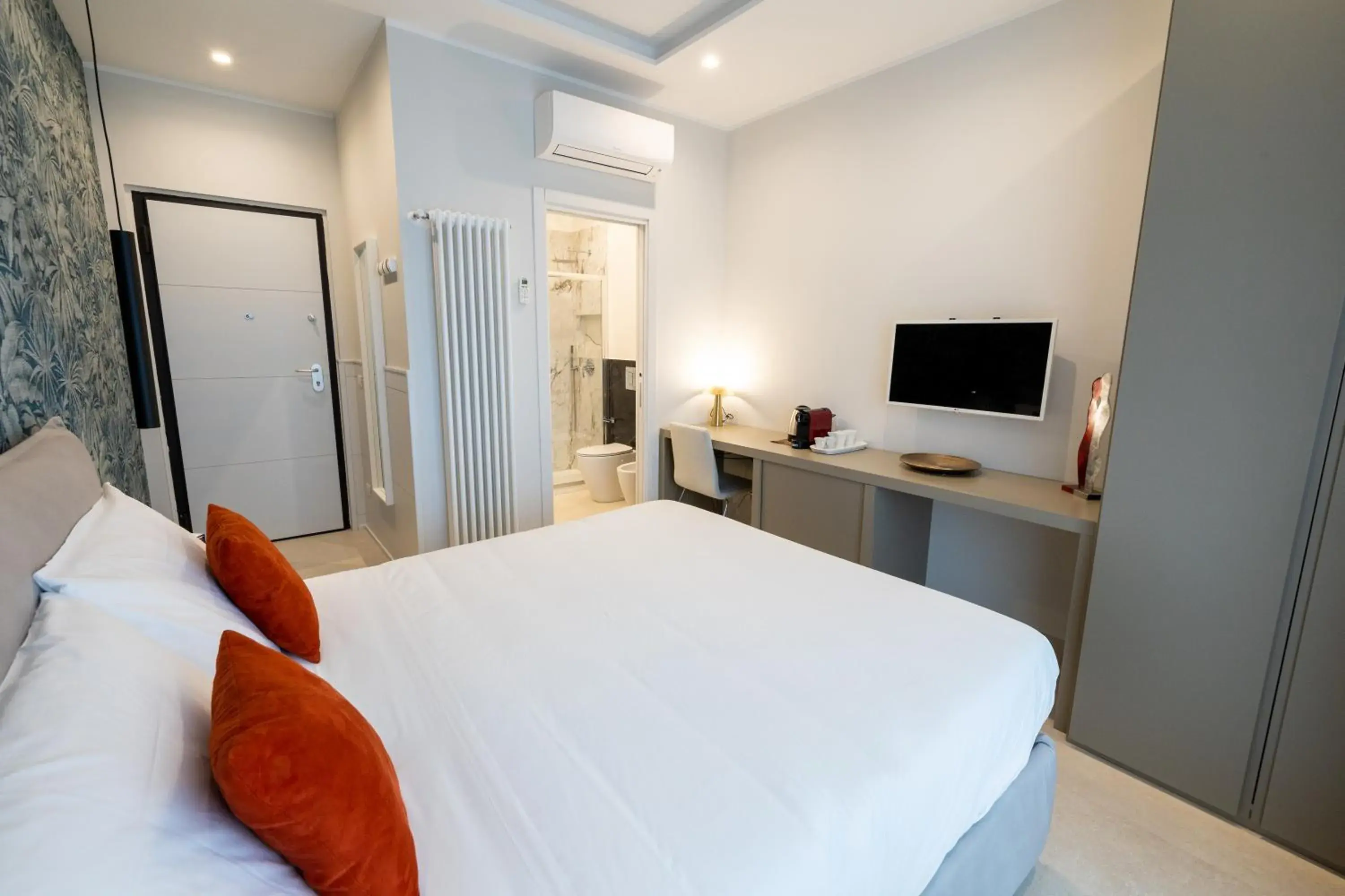 Double Room with Balcony in Napoli City Center - Appartamenti e Camere Double Room with Balcony in Napoli City Center - Appartamenti e Camere