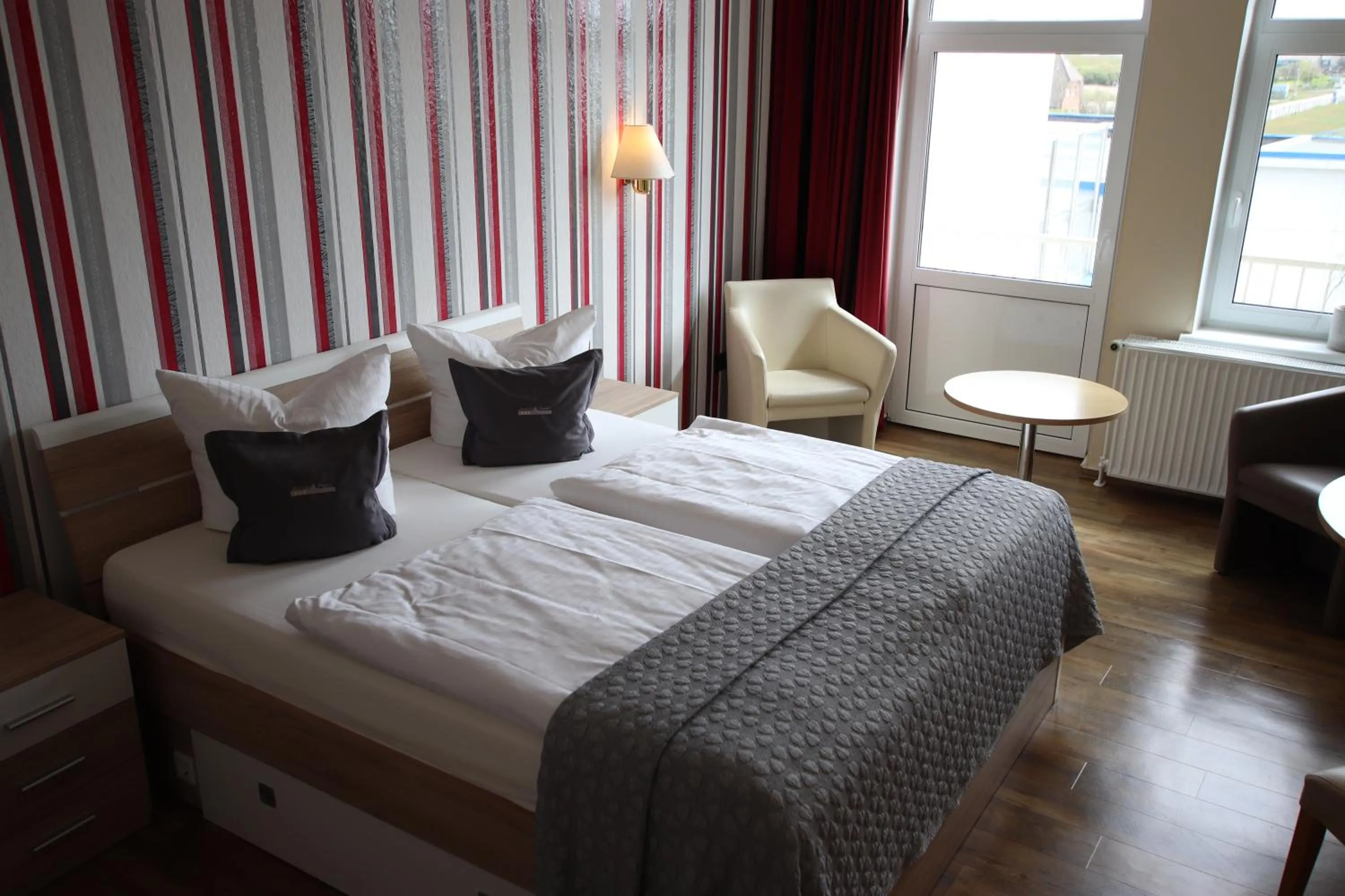Photo of the whole room, Bed in Strandhotel Dagebüll direkt an der Nordsee
