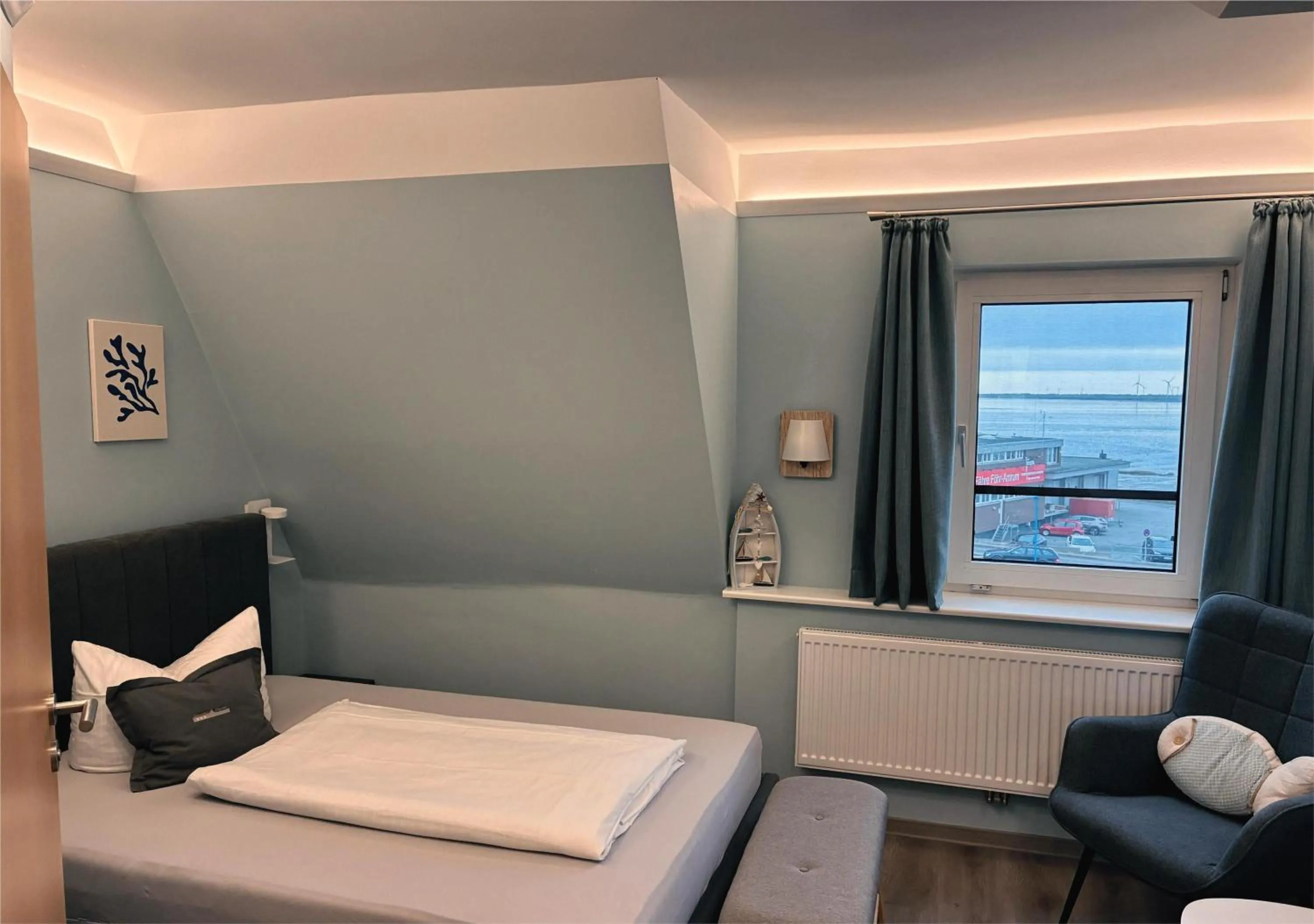 Bedroom, Bed in Strandhotel Dagebüll direkt an der Nordsee