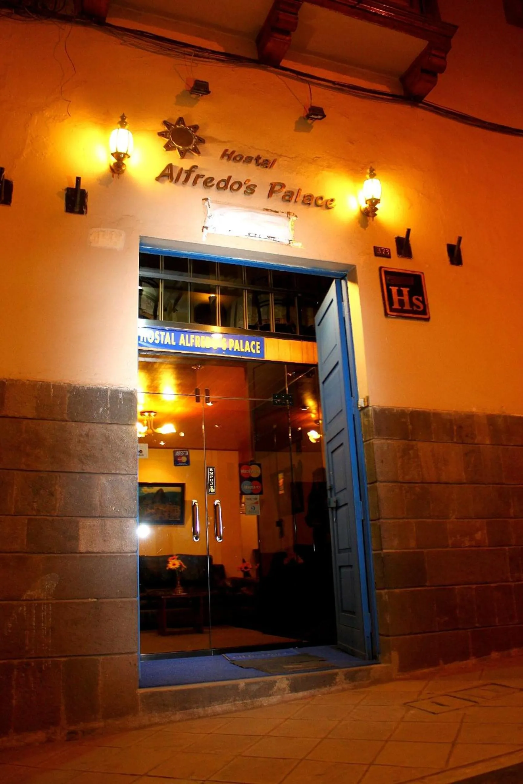 Facade/entrance in Hostal Alfredo's Palace