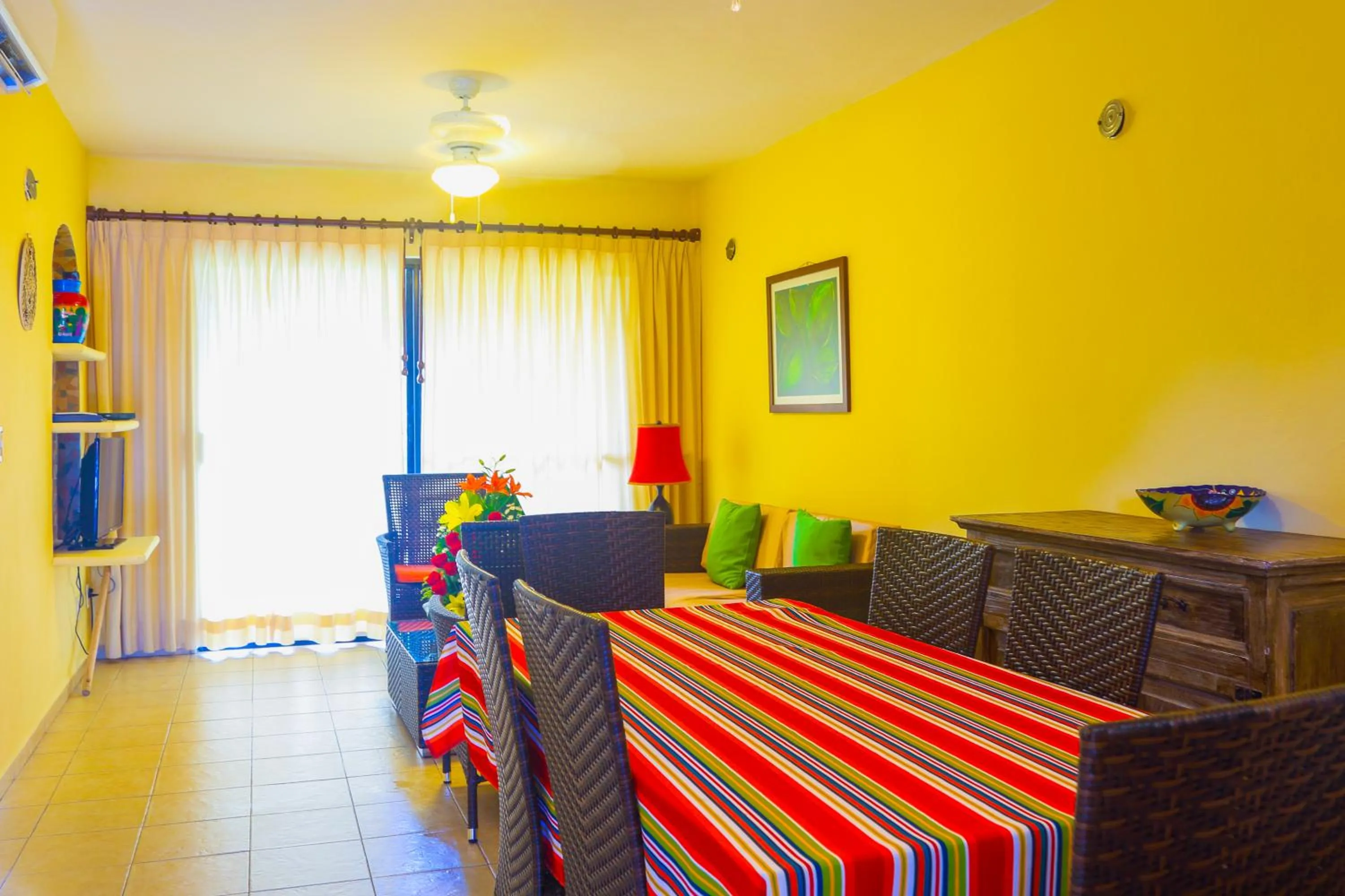 Dining area in Nautibeach Beach Front Condos in North Beach