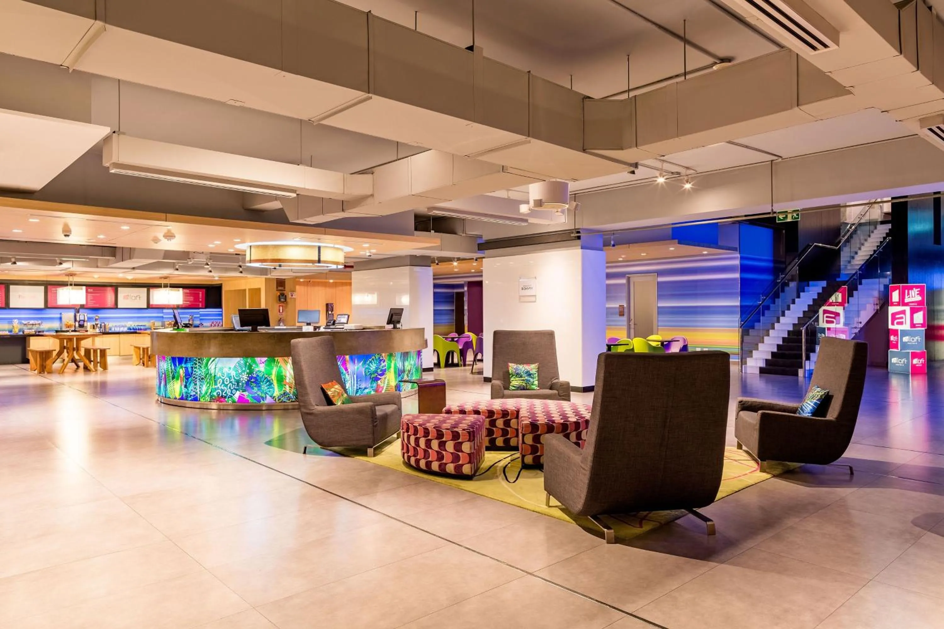 Lounge or bar in Aloft Panama