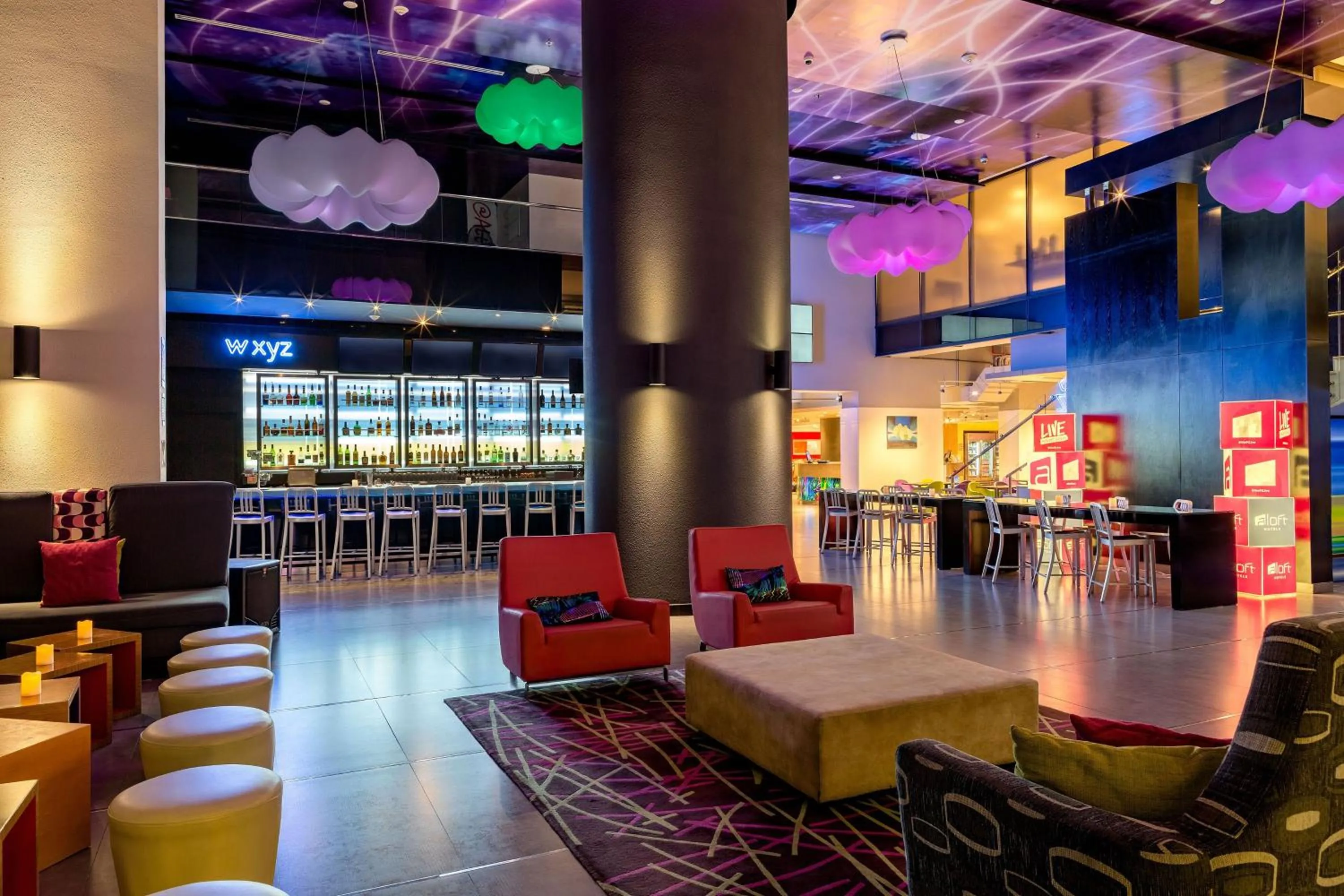 Lounge or bar in Aloft Panama