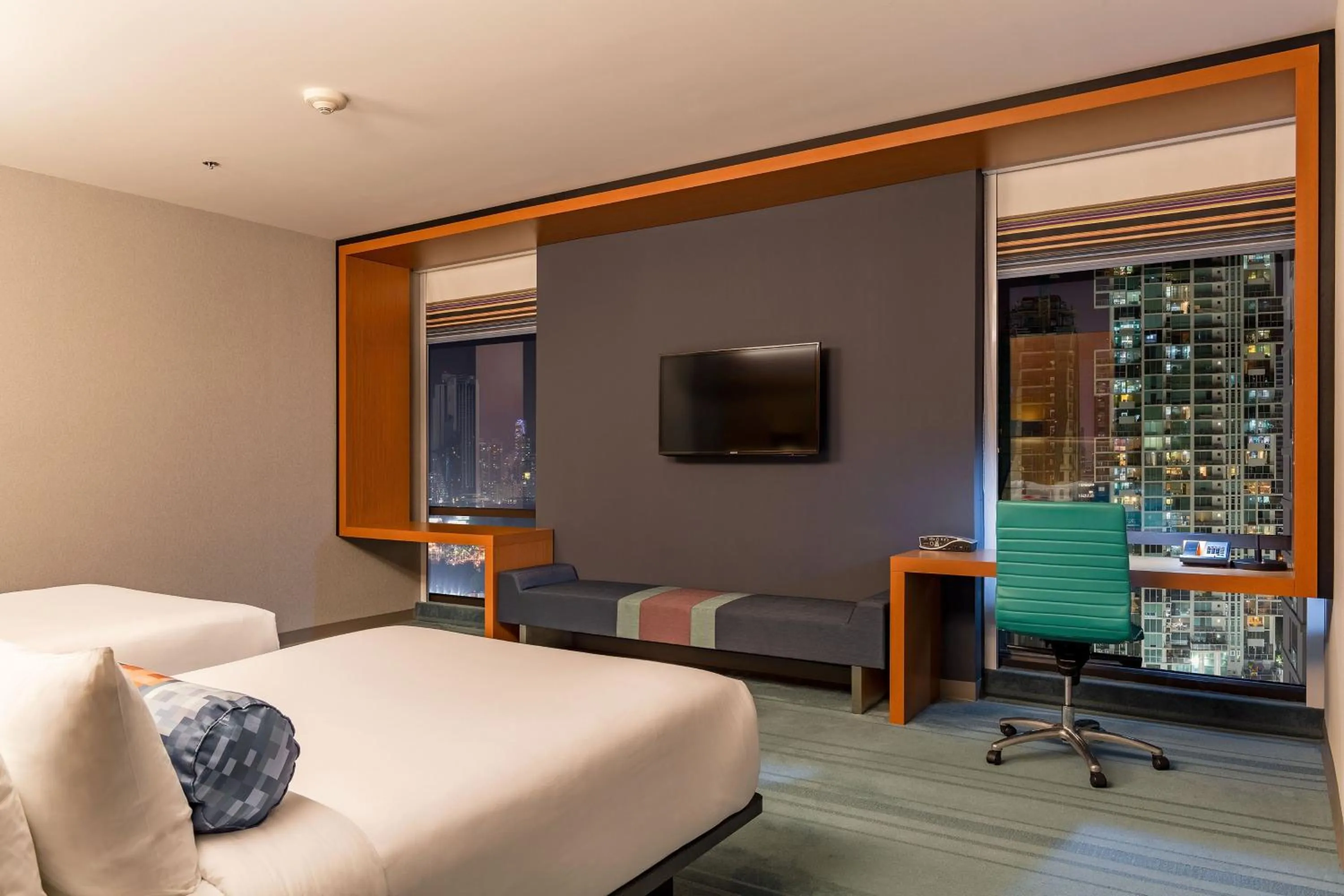 Photo of the whole room, Bed in Aloft Panama