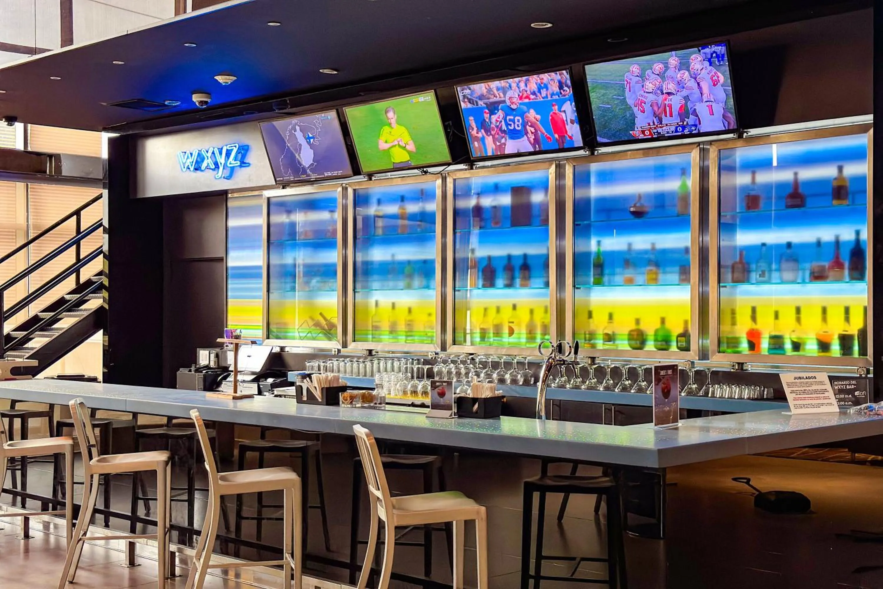 Lounge or bar in Aloft Panama