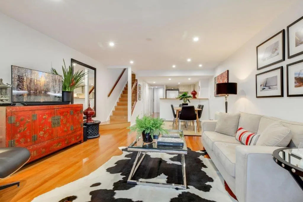 Living room in Goldsborough Place Apartments