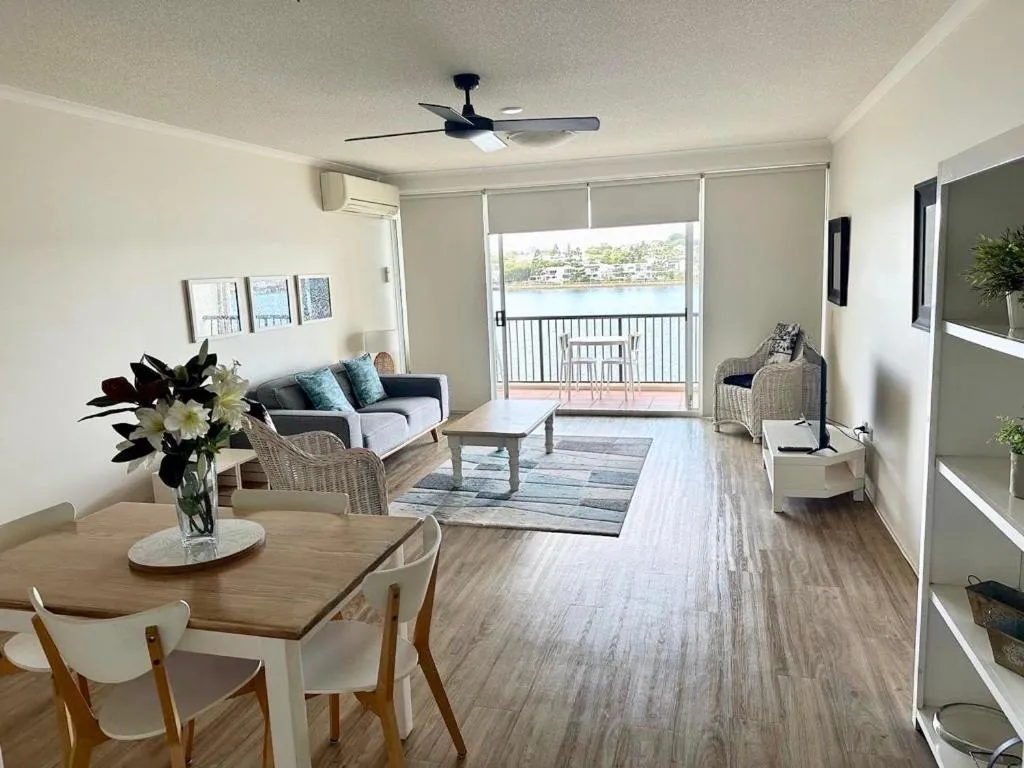 Living room in Goldsborough Place Apartments