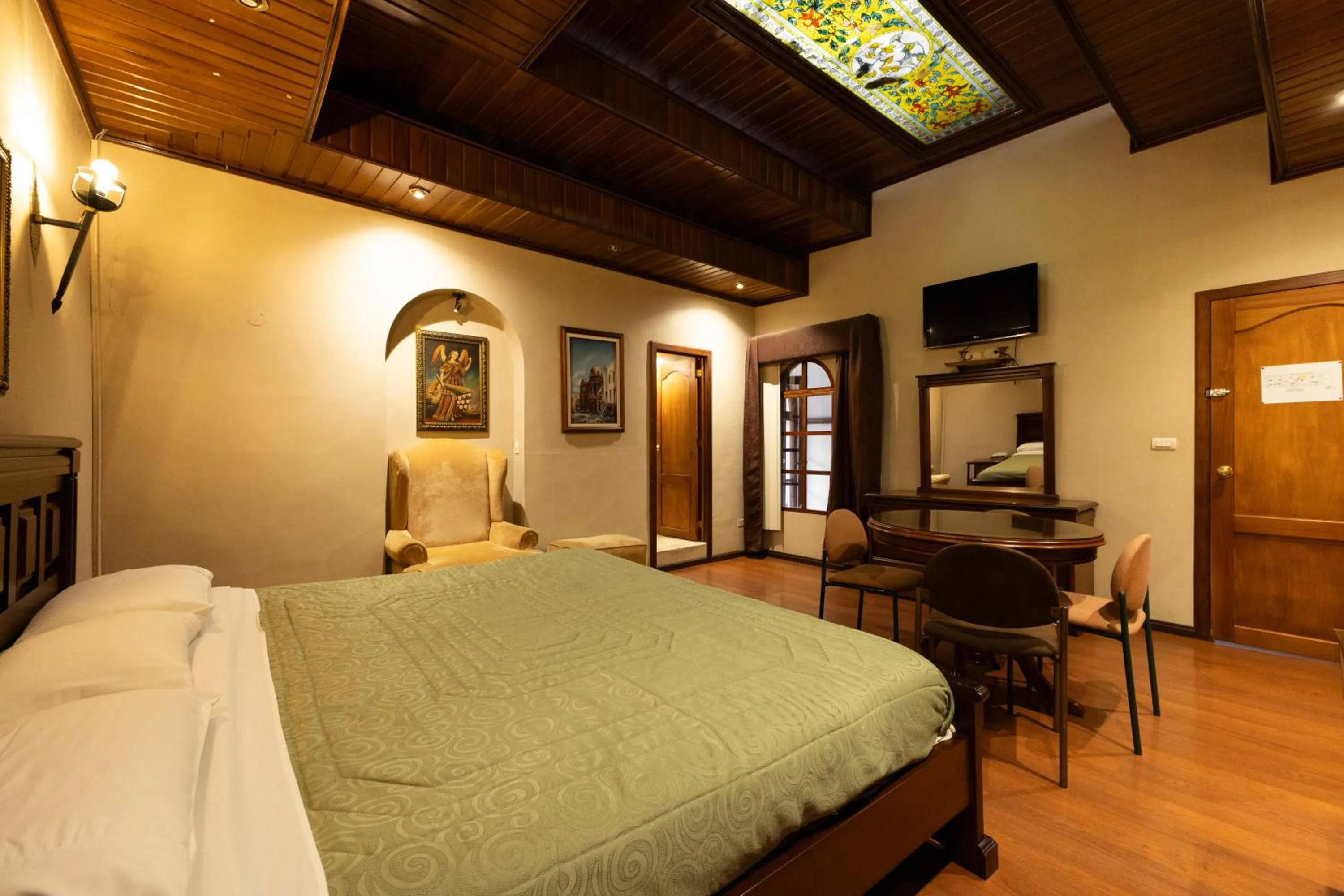 Bed in Hotel & Suites El Quijote