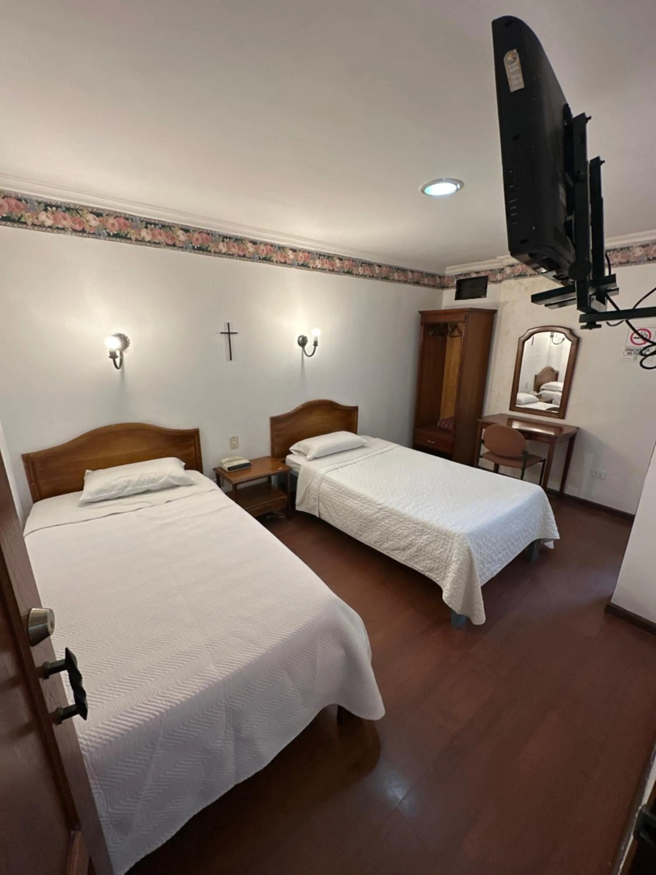 Bed in Hotel & Suites El Quijote