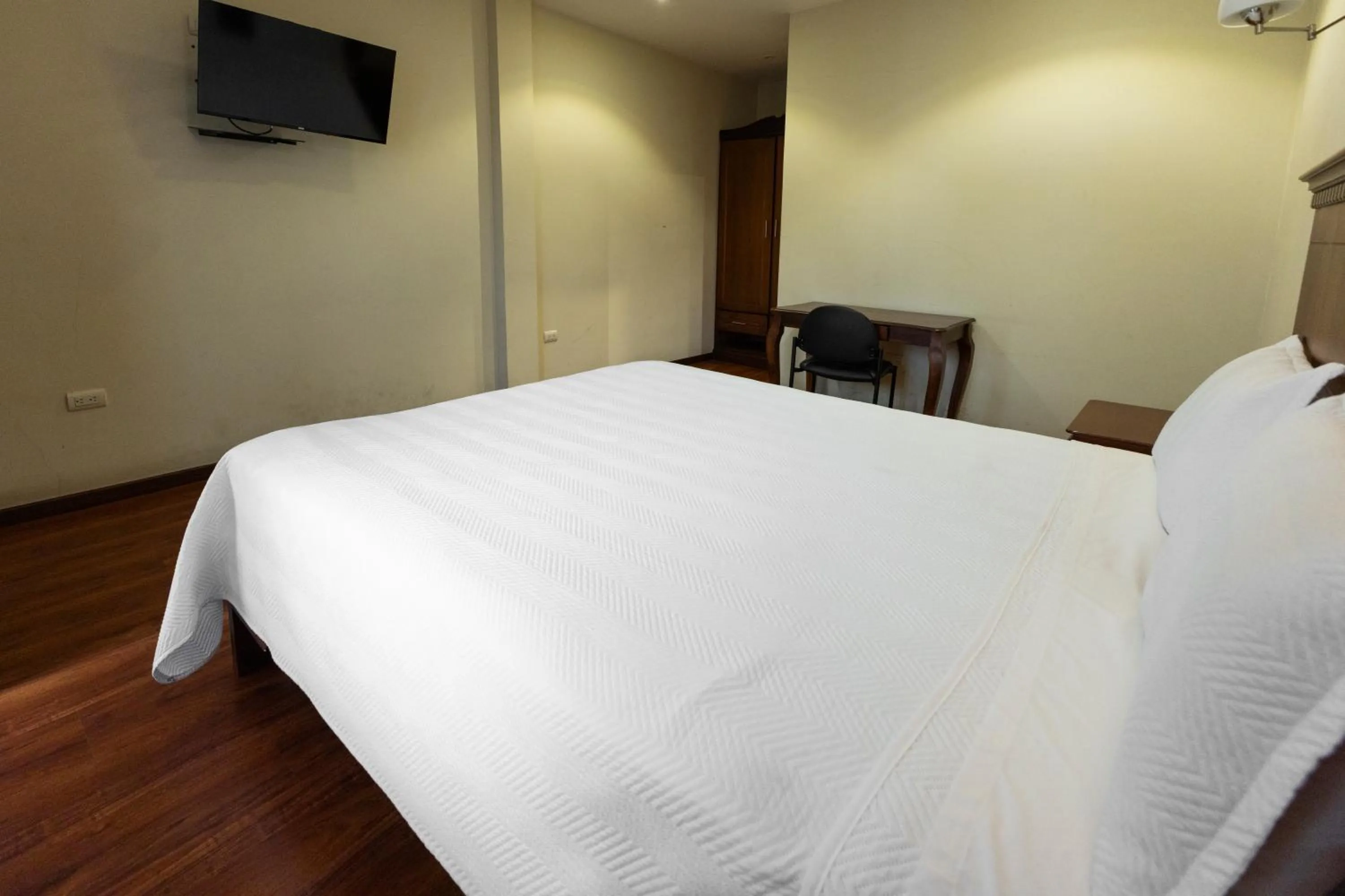 Bed in Hotel & Suites El Quijote