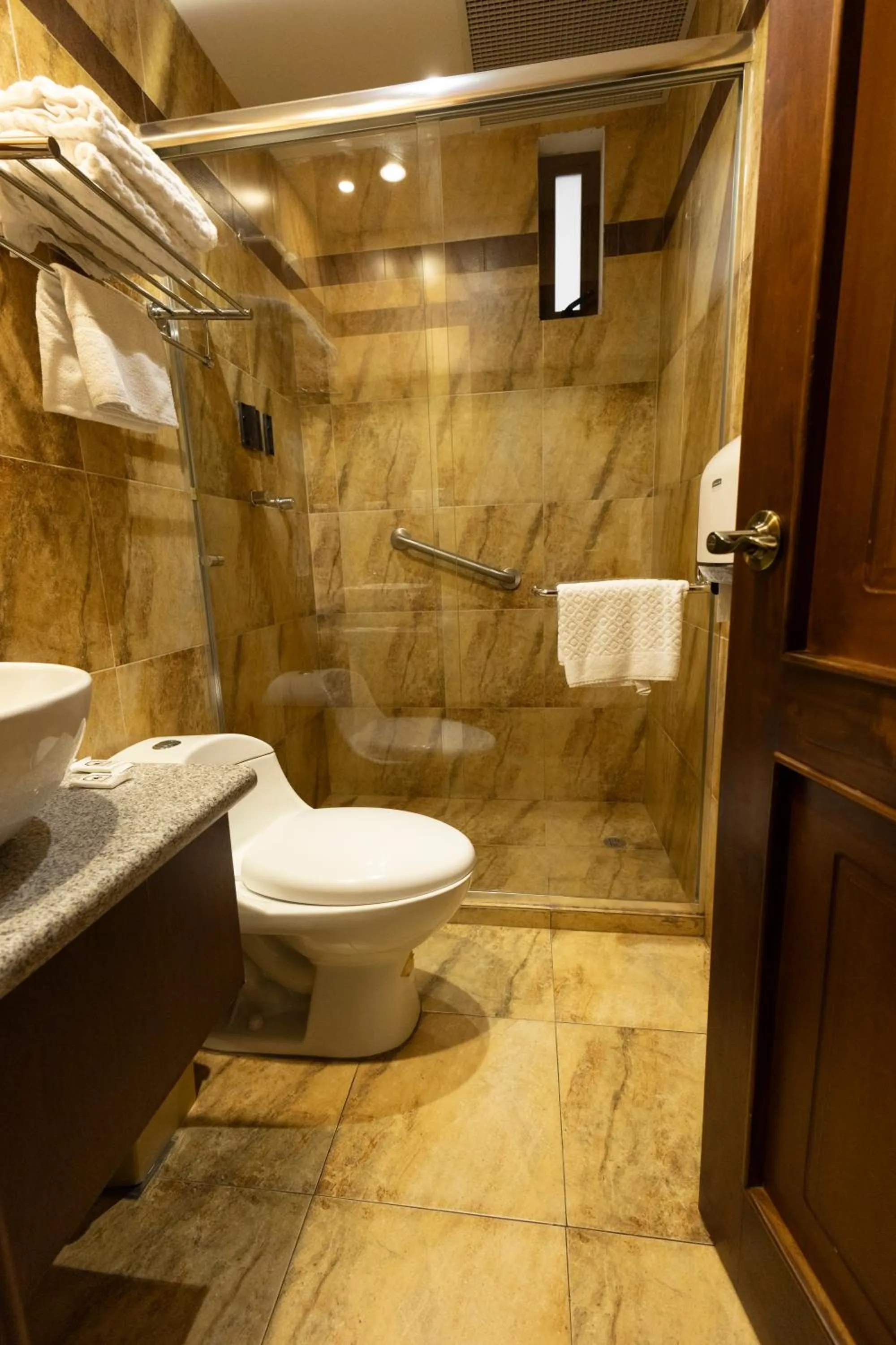 Hotel & Suites El Quijote