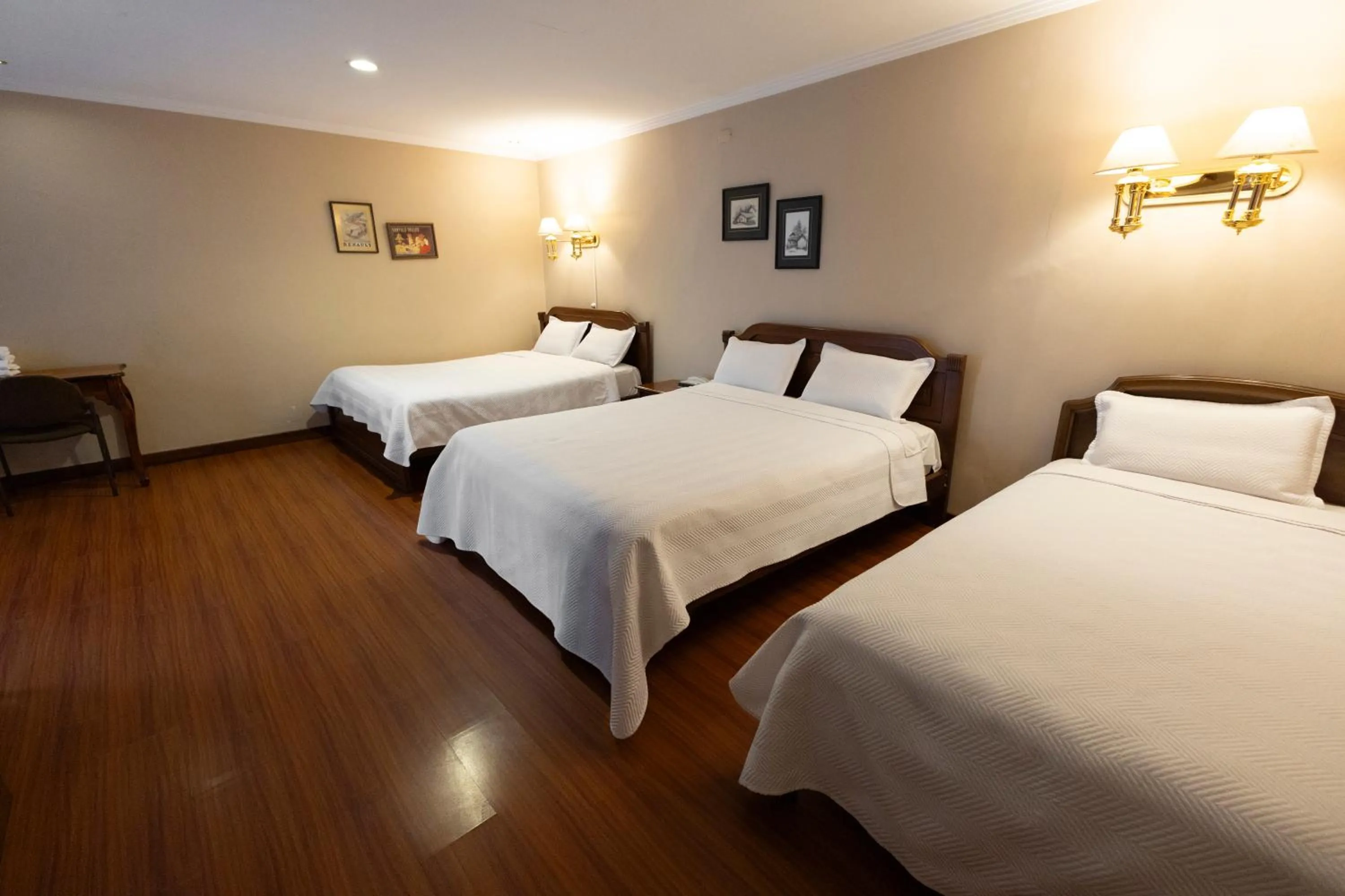 Bed in Hotel & Suites El Quijote