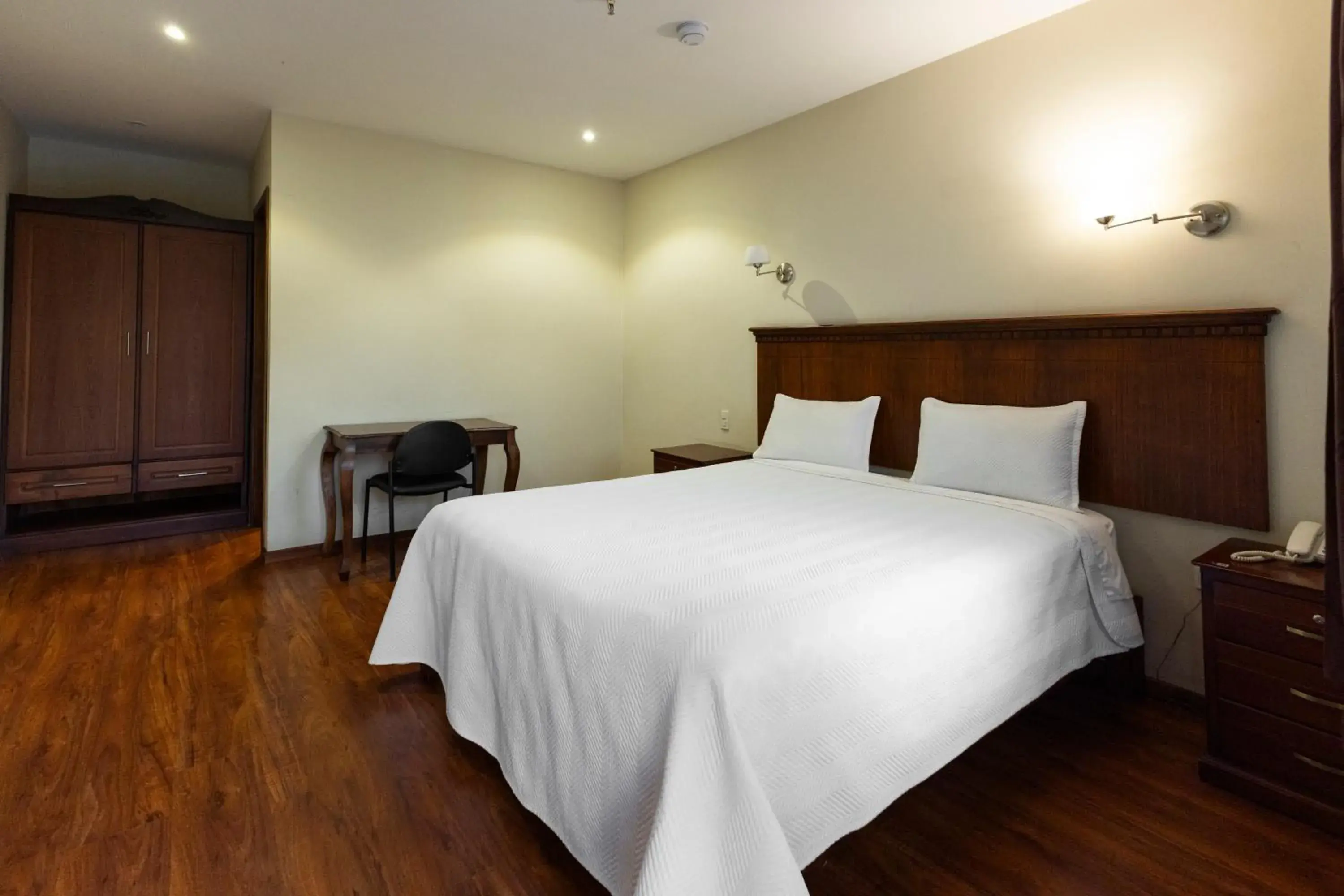 Bed in Hotel & Suites El Quijote Bed in Hotel & Suites El Quijote