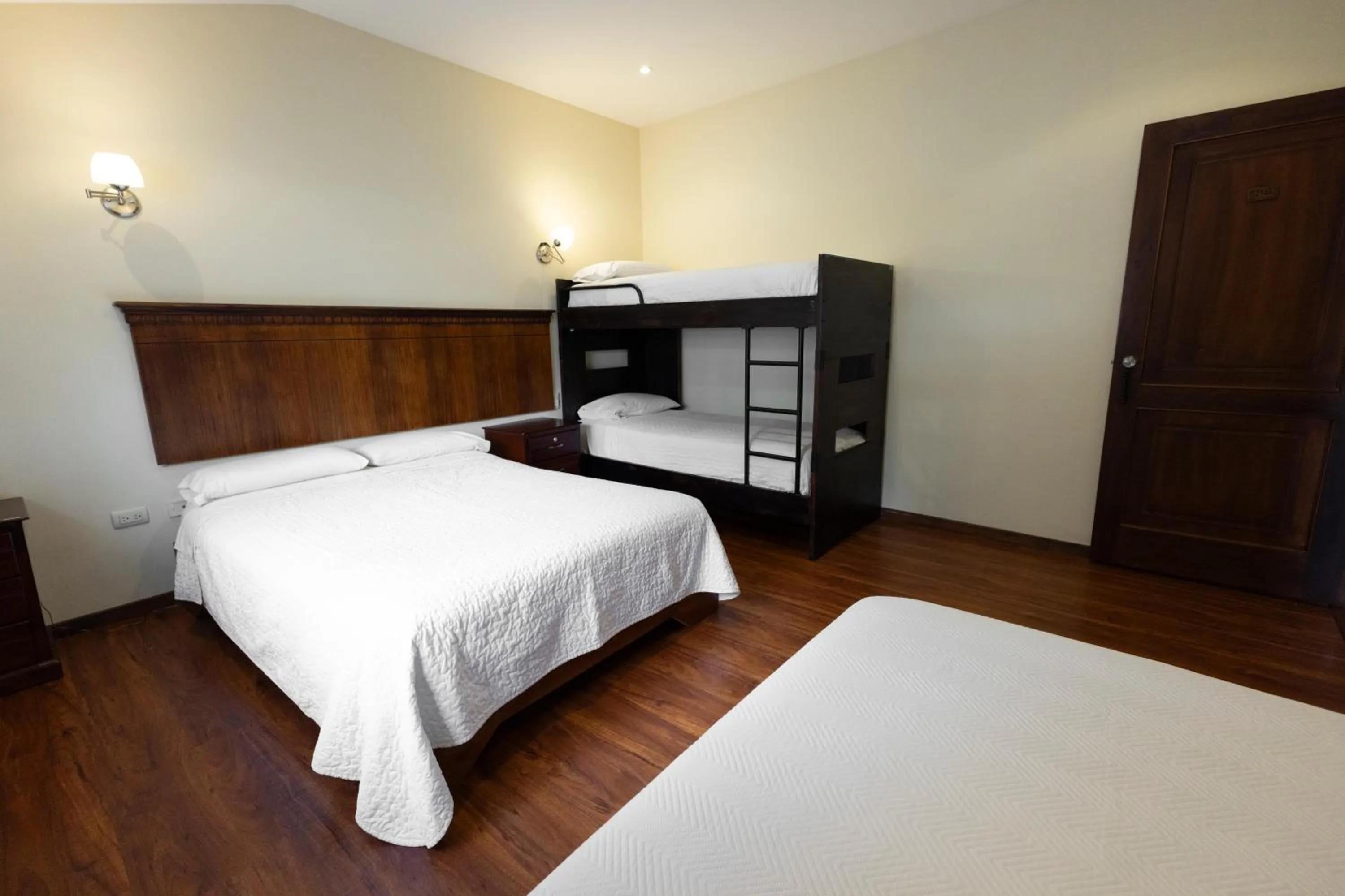 Bed in Hotel & Suites El Quijote