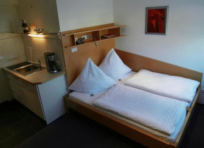 Photo of the whole room, Bed in Apartment-Haus