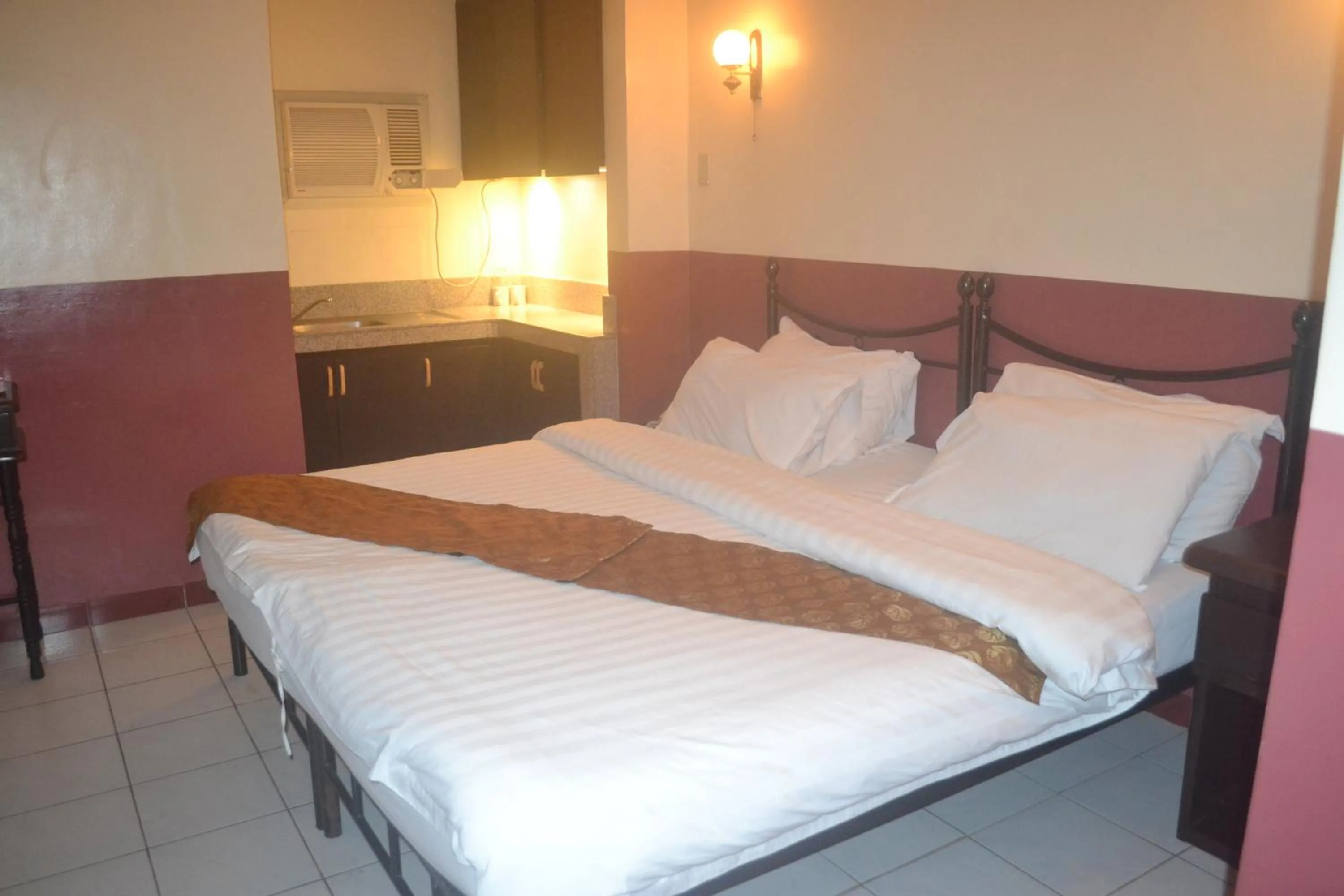 Photo of the whole room, Bed in DM Residente Hotel Inns & Villas