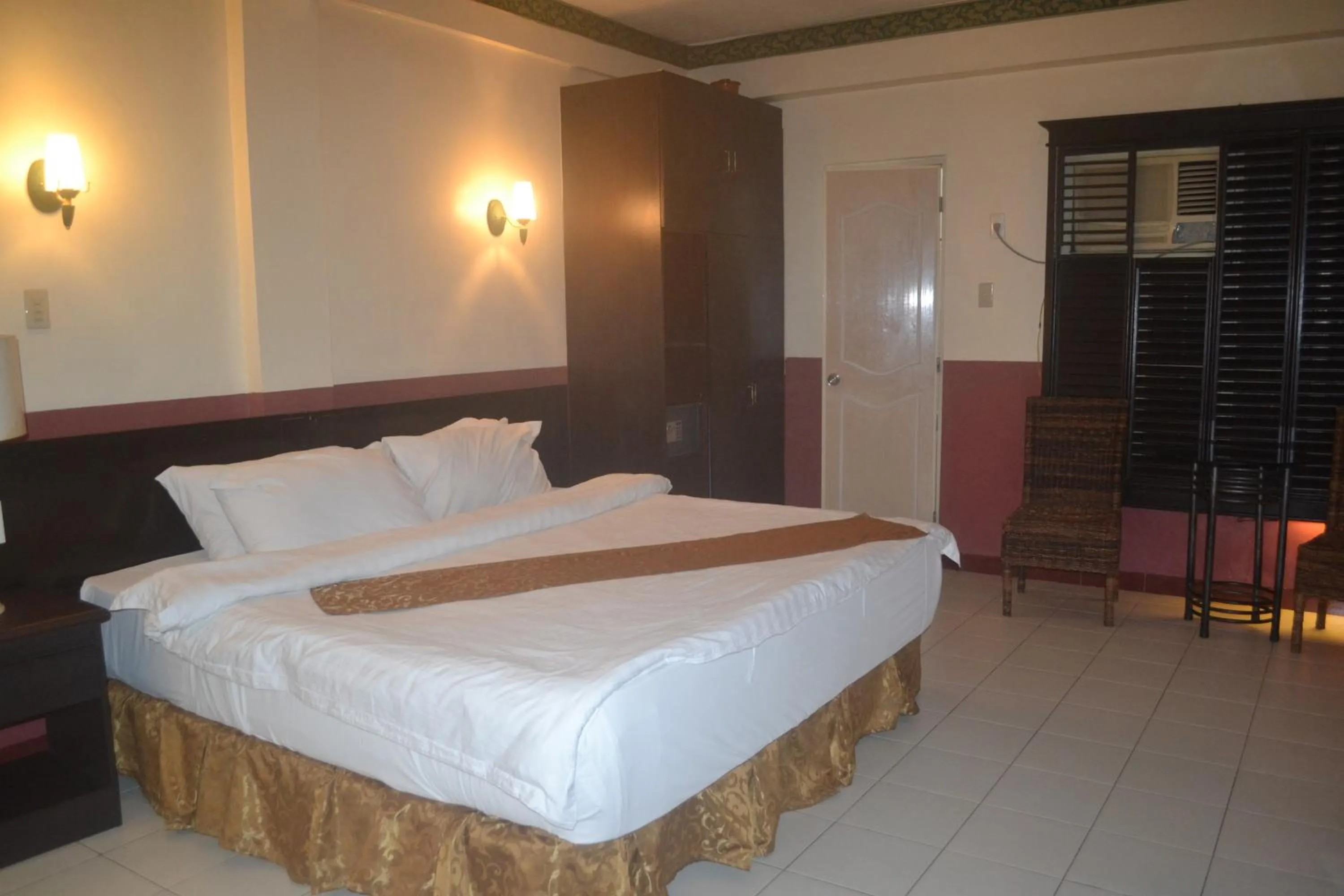Photo of the whole room, Bed in DM Residente Hotel Inns & Villas