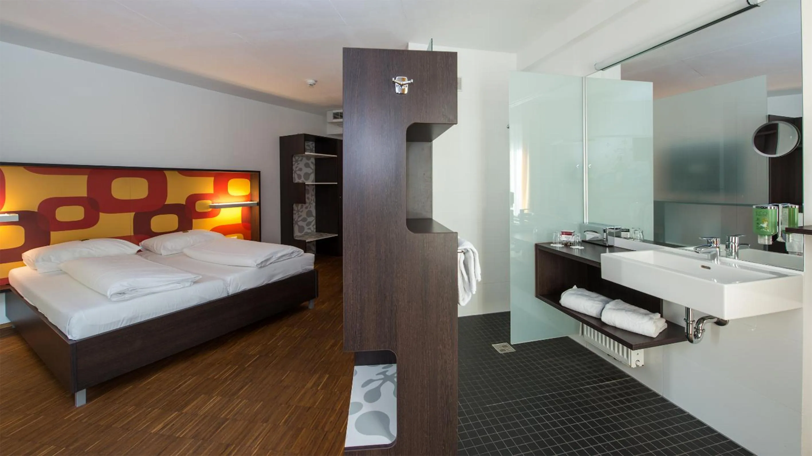 Bathroom, Bed in arte Hotel Krems