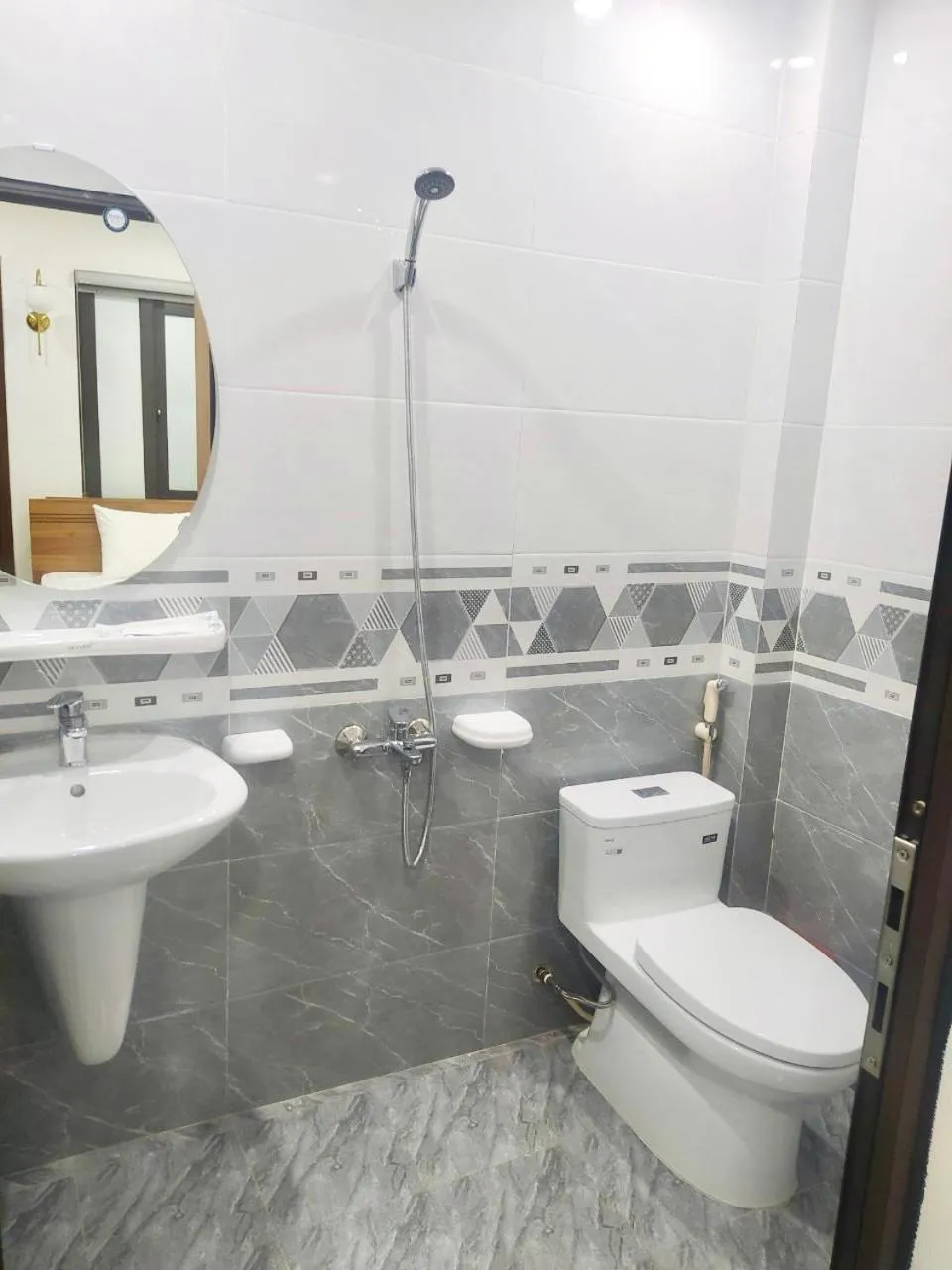 Toilet in Little Vietnam Hotel - Cát Bà