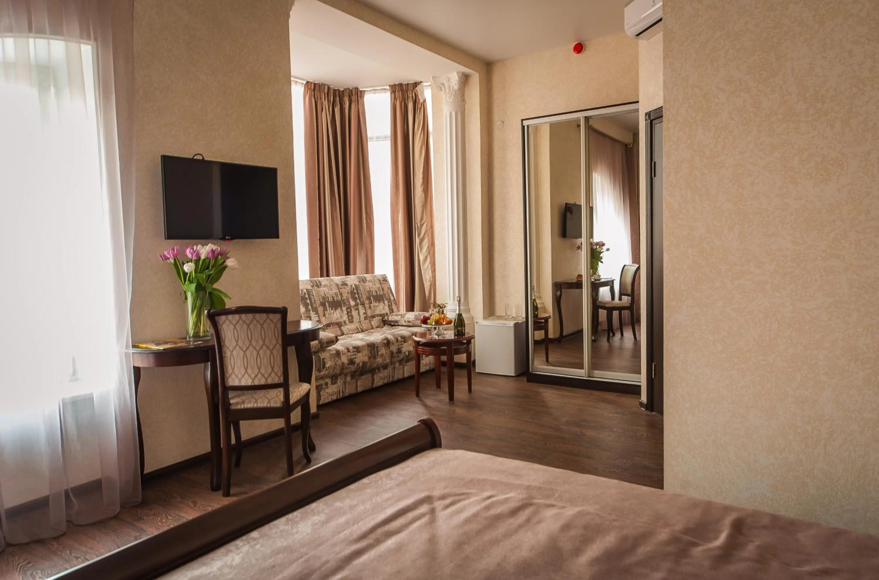 Photo of the whole room, Bed in Zenith Hotel