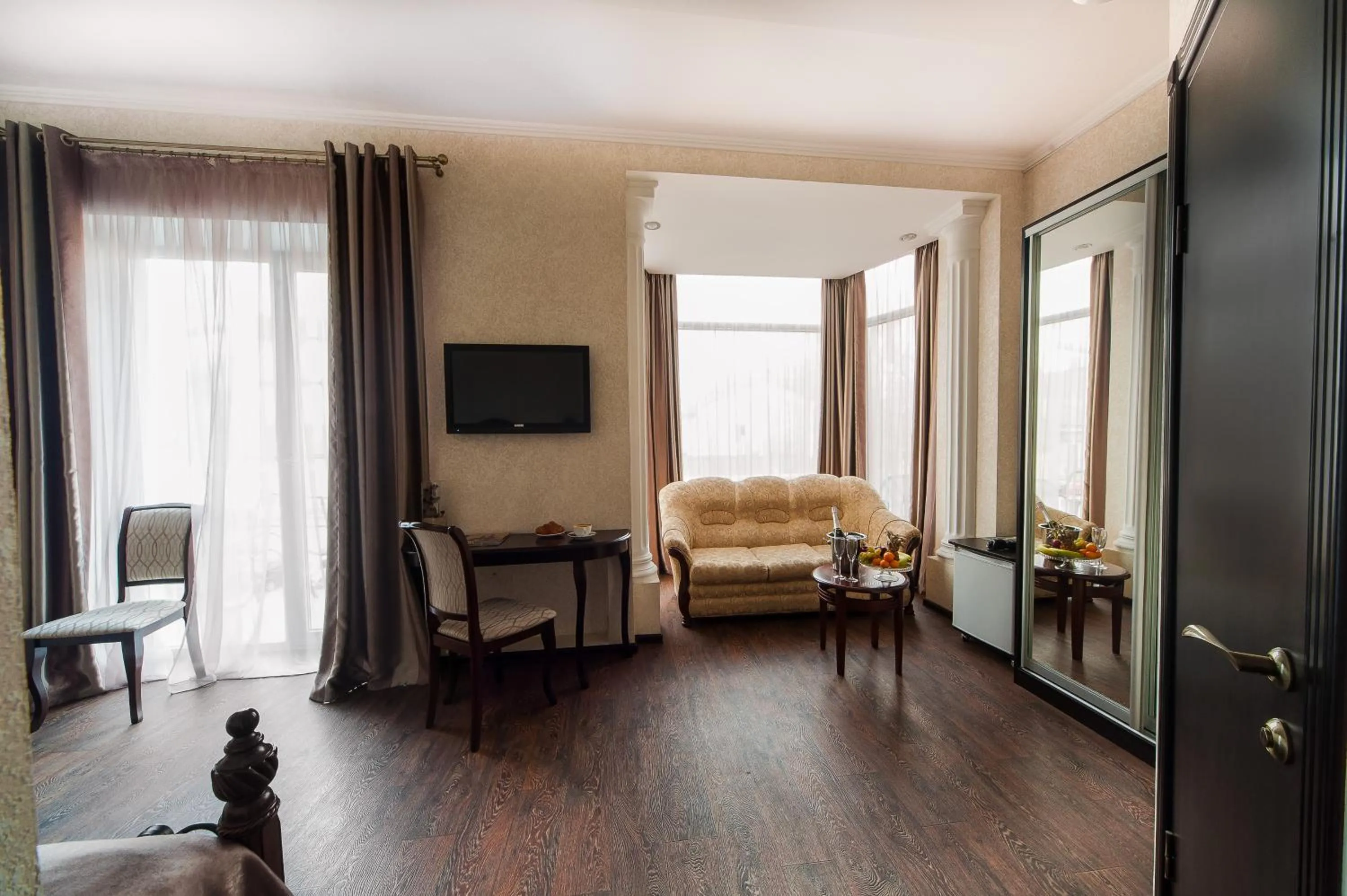 Photo of the whole room, Bed in Zenith Hotel