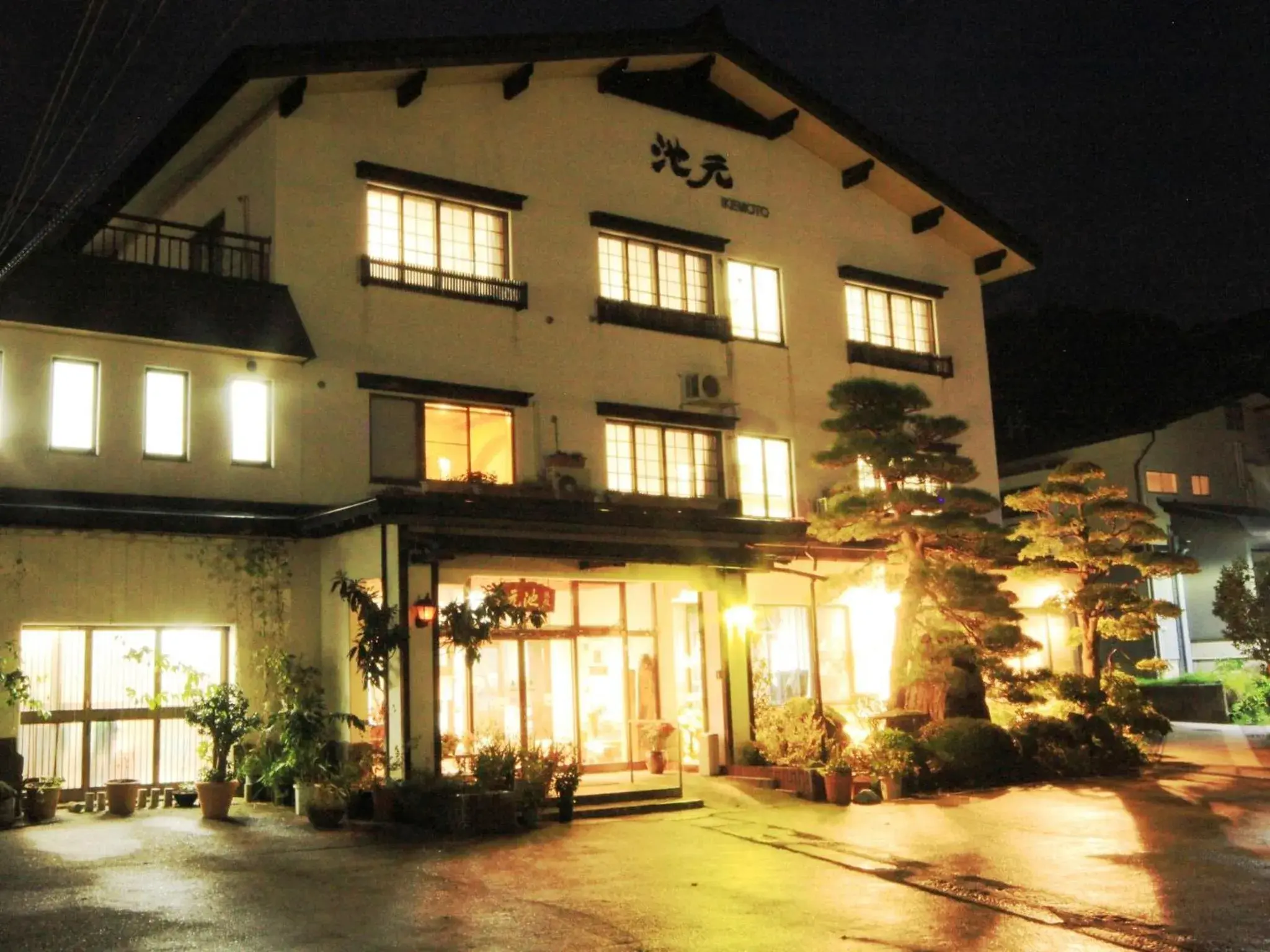 Facade/entrance in Ikemoto Facade/entrance in Ikemoto