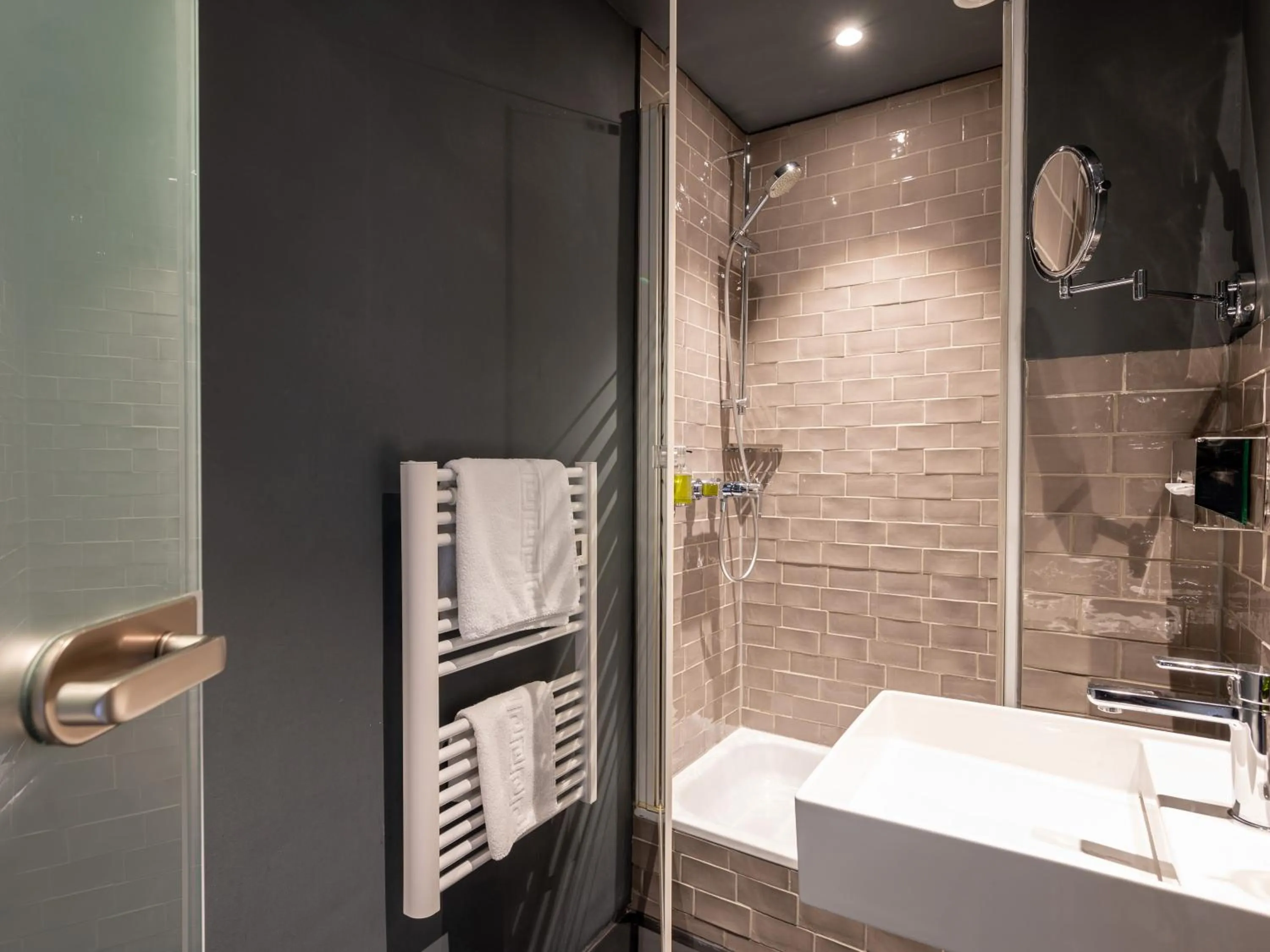 Shower in The Midtown Hotel